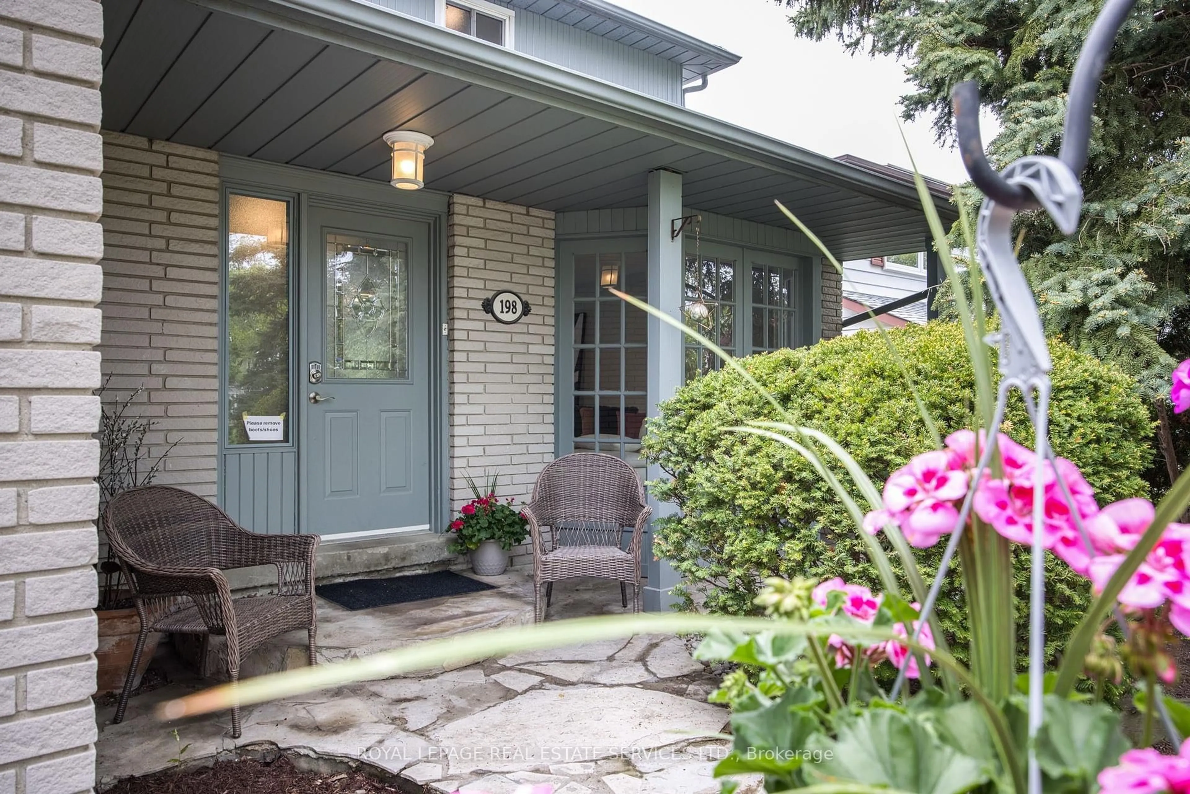 Patio, street for 198 Romfield Crct, Markham Ontario L3T 3J1