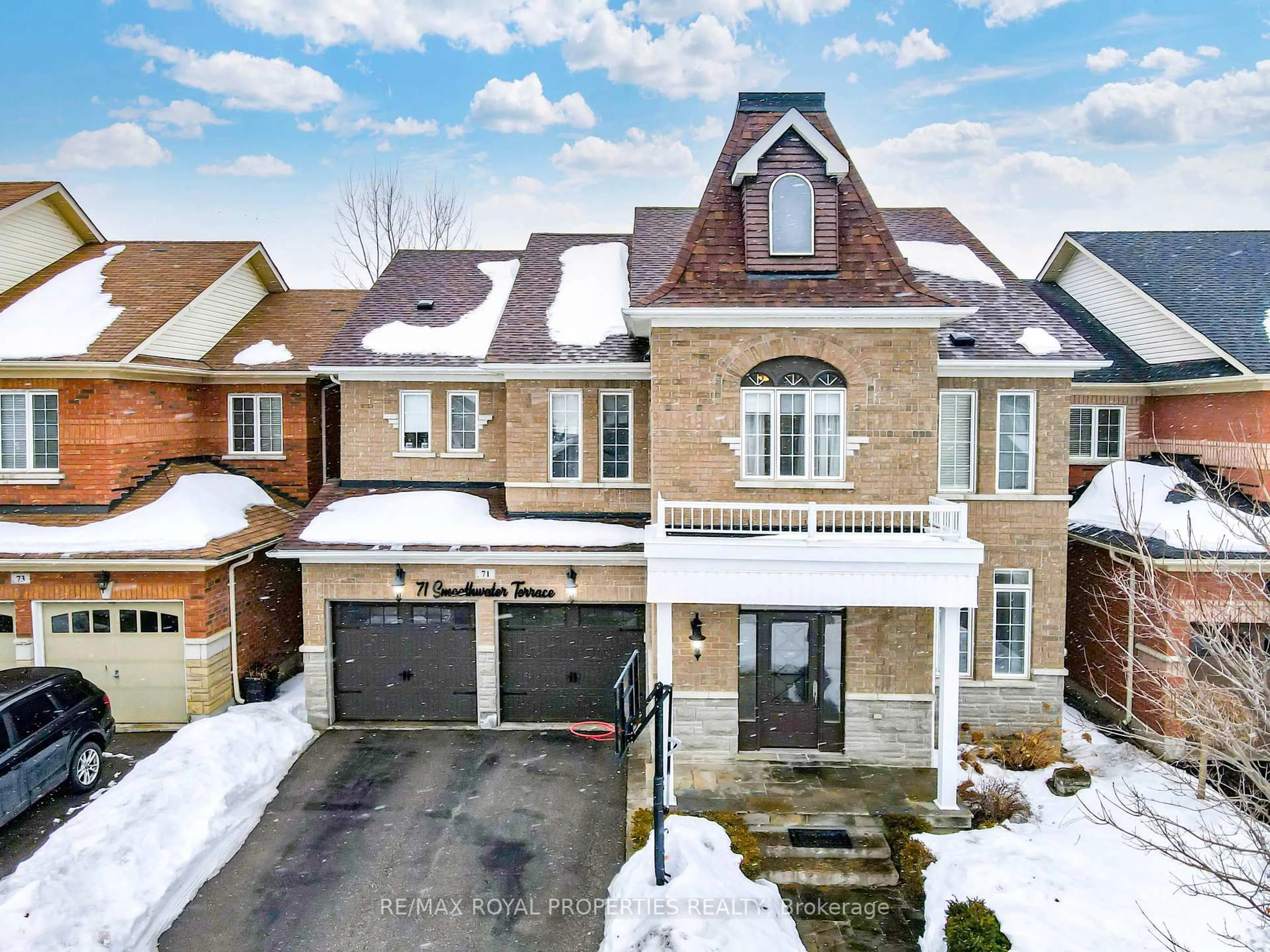 A pic from outside/outdoor area/front of a property/back of a property/a pic from drone, street for 71 Smoothwater Terr, Markham Ontario L6B 0E8