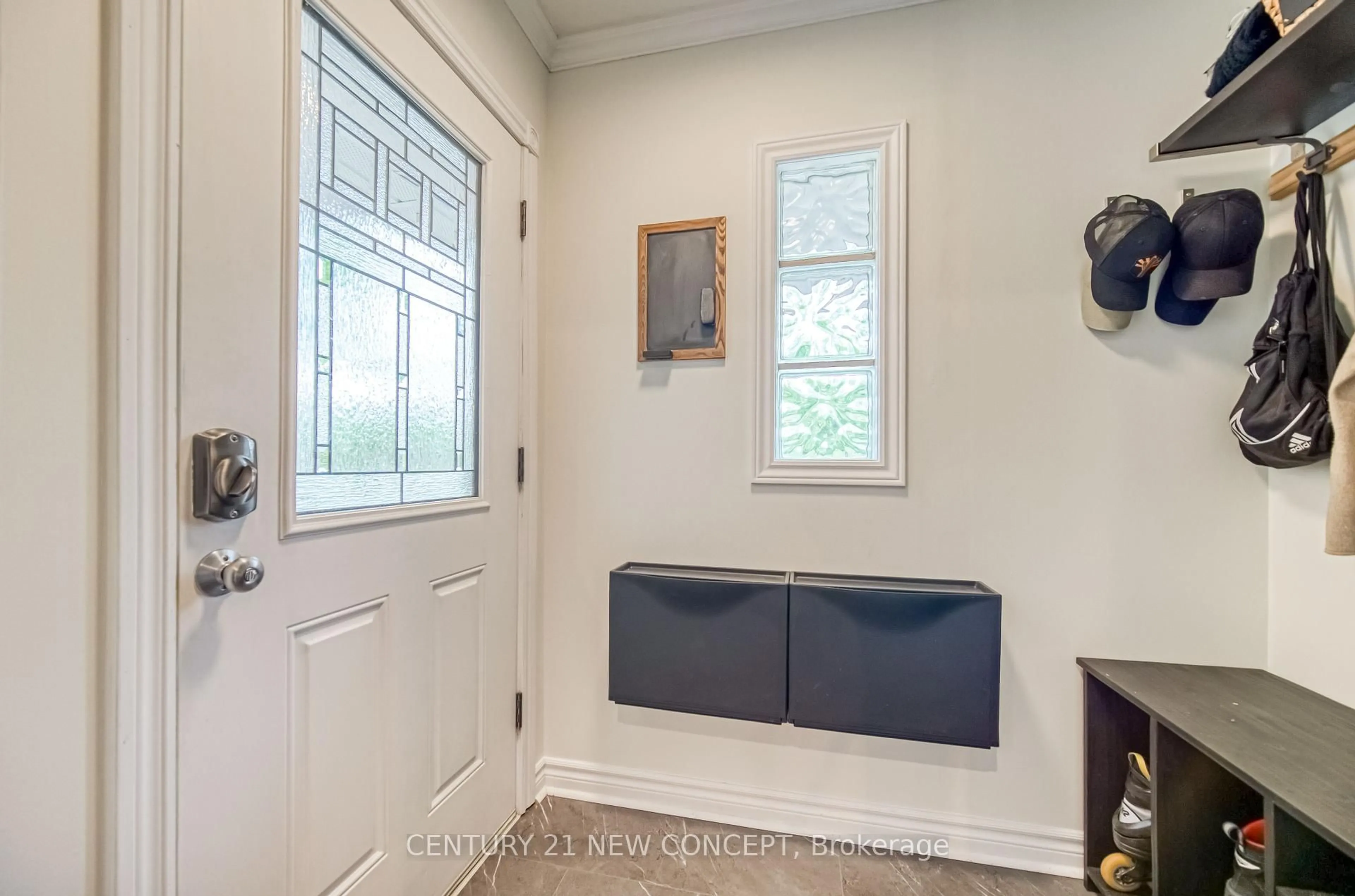 Indoor entryway for 5531 Black River Rd, Georgina Ontario L0E 1R0