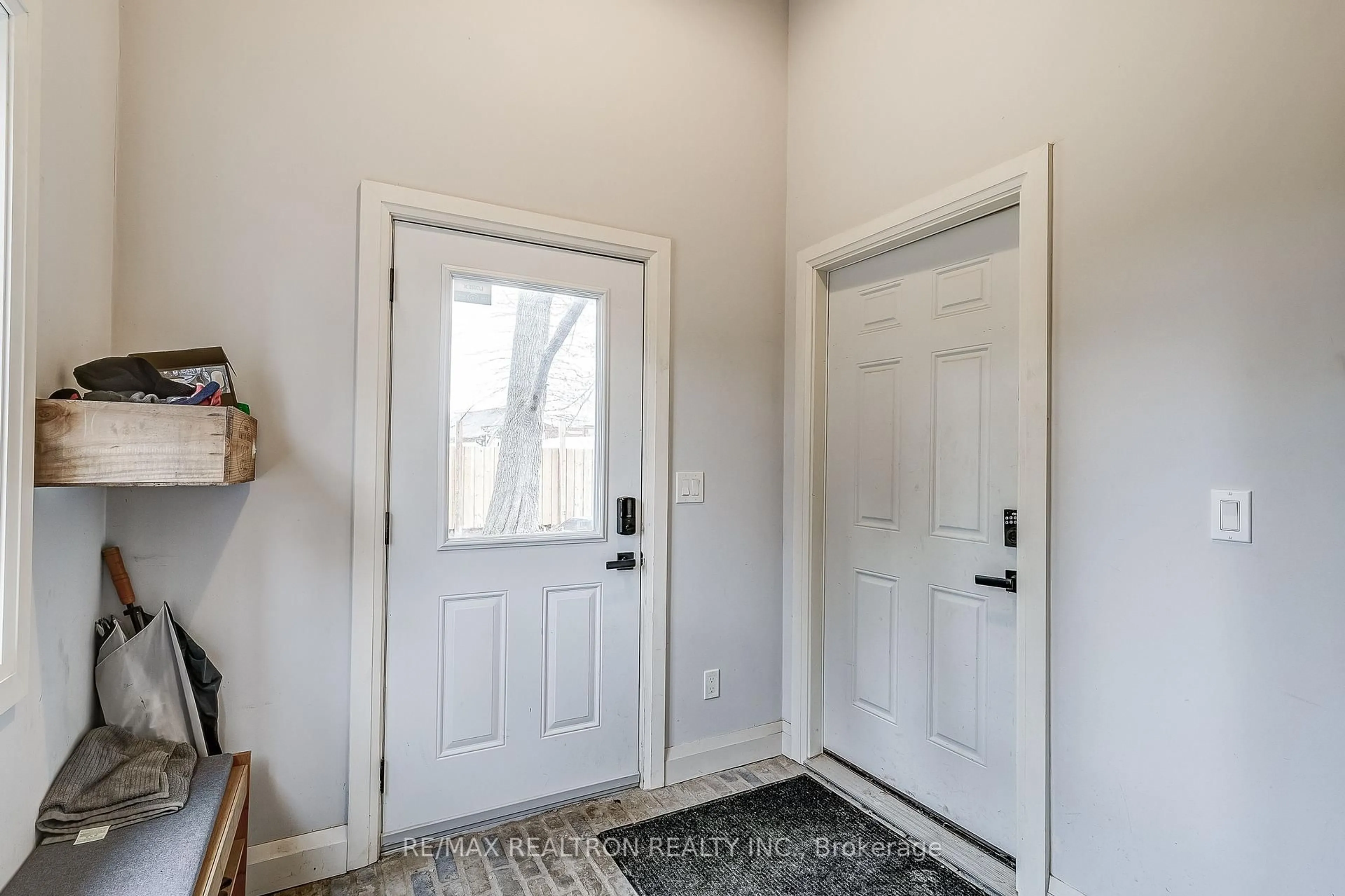 Indoor entryway for 272 Queensville Sdrd, East Gwillimbury Ontario L9N 1A1