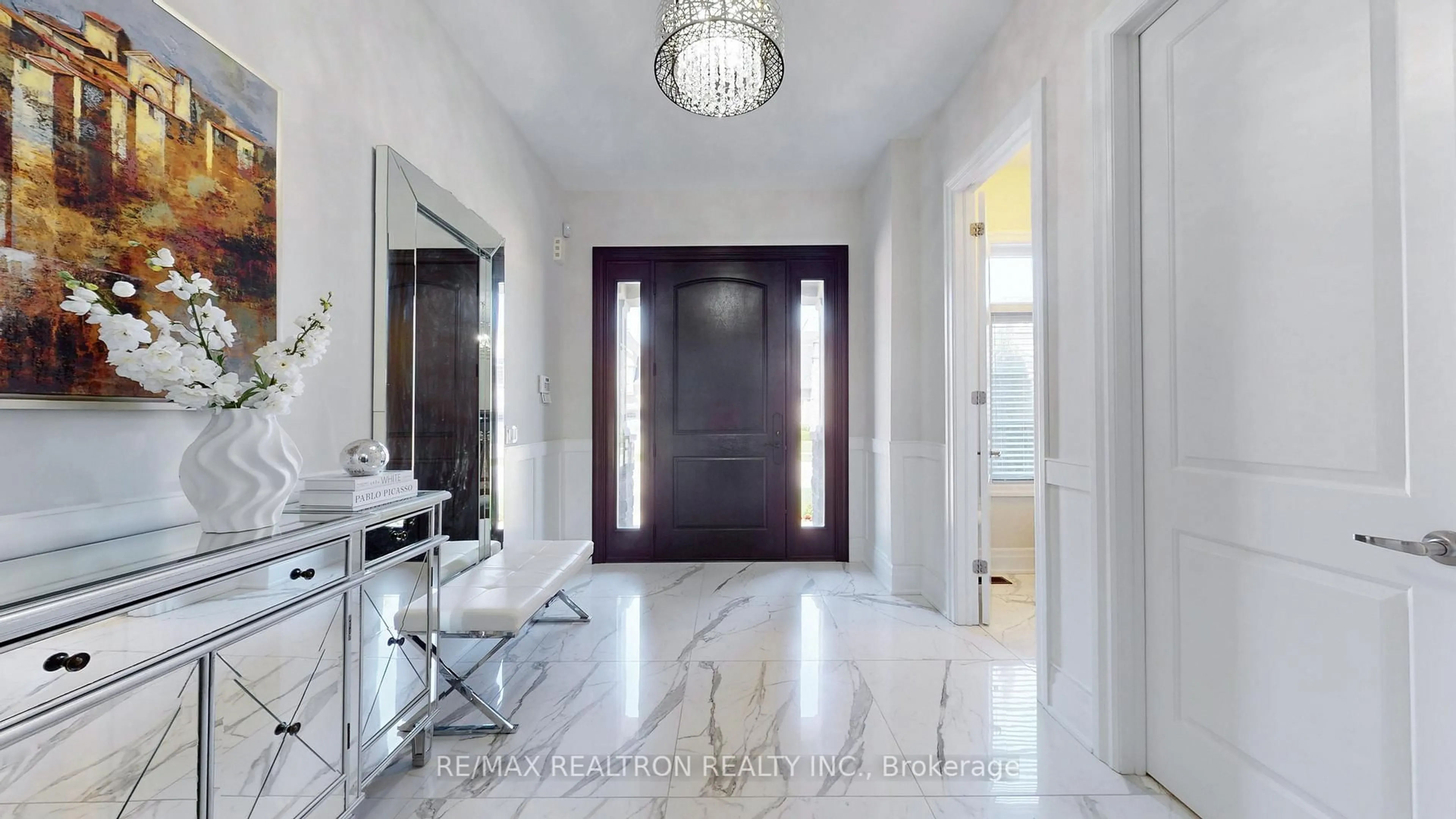 Indoor entryway for 33 Lavender Valley Rd, King Ontario L7B 0B9
