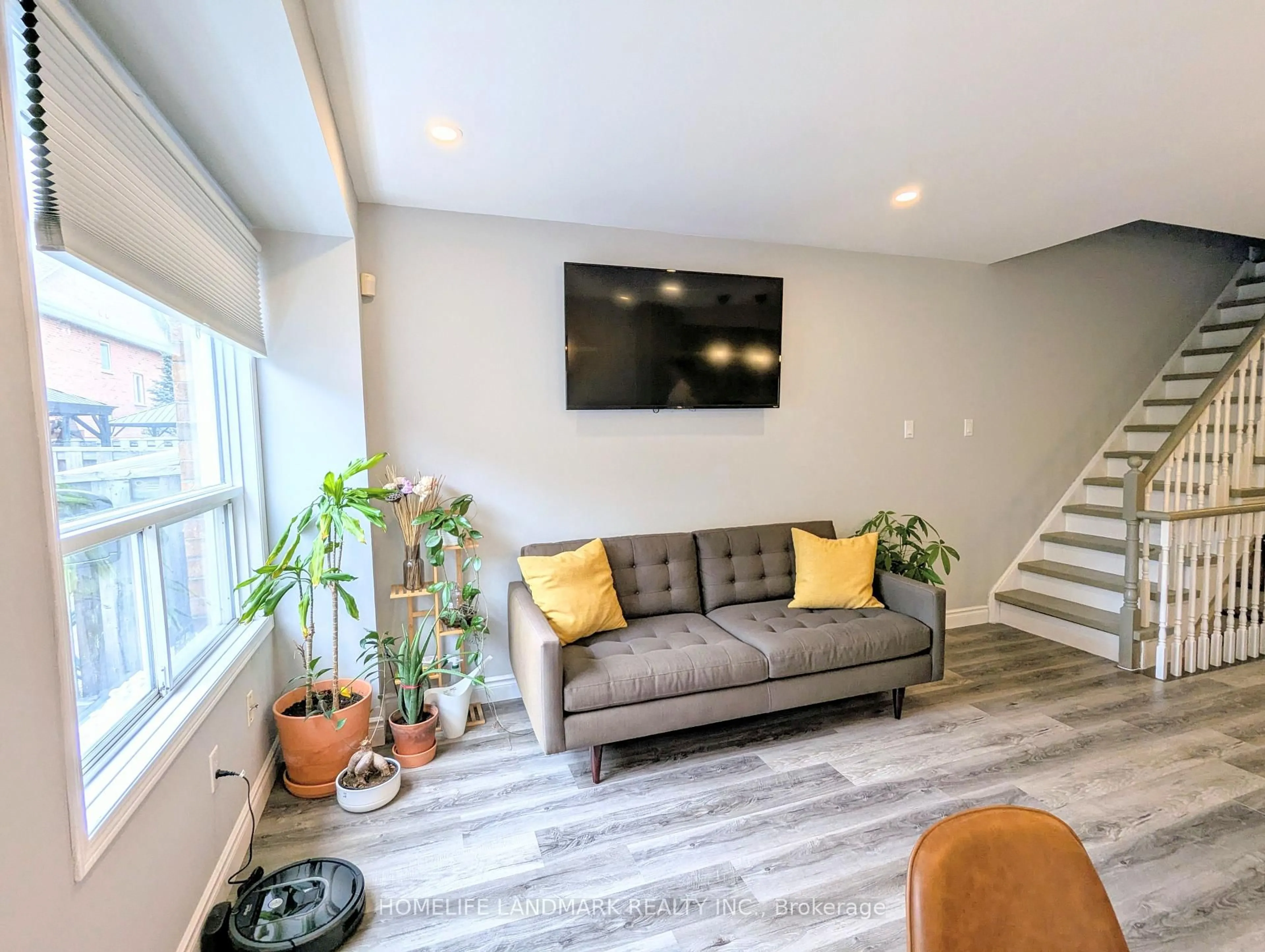Living room with furniture, unknown for 86 Tania Cres #4, Vaughan Ontario L6A 2M8