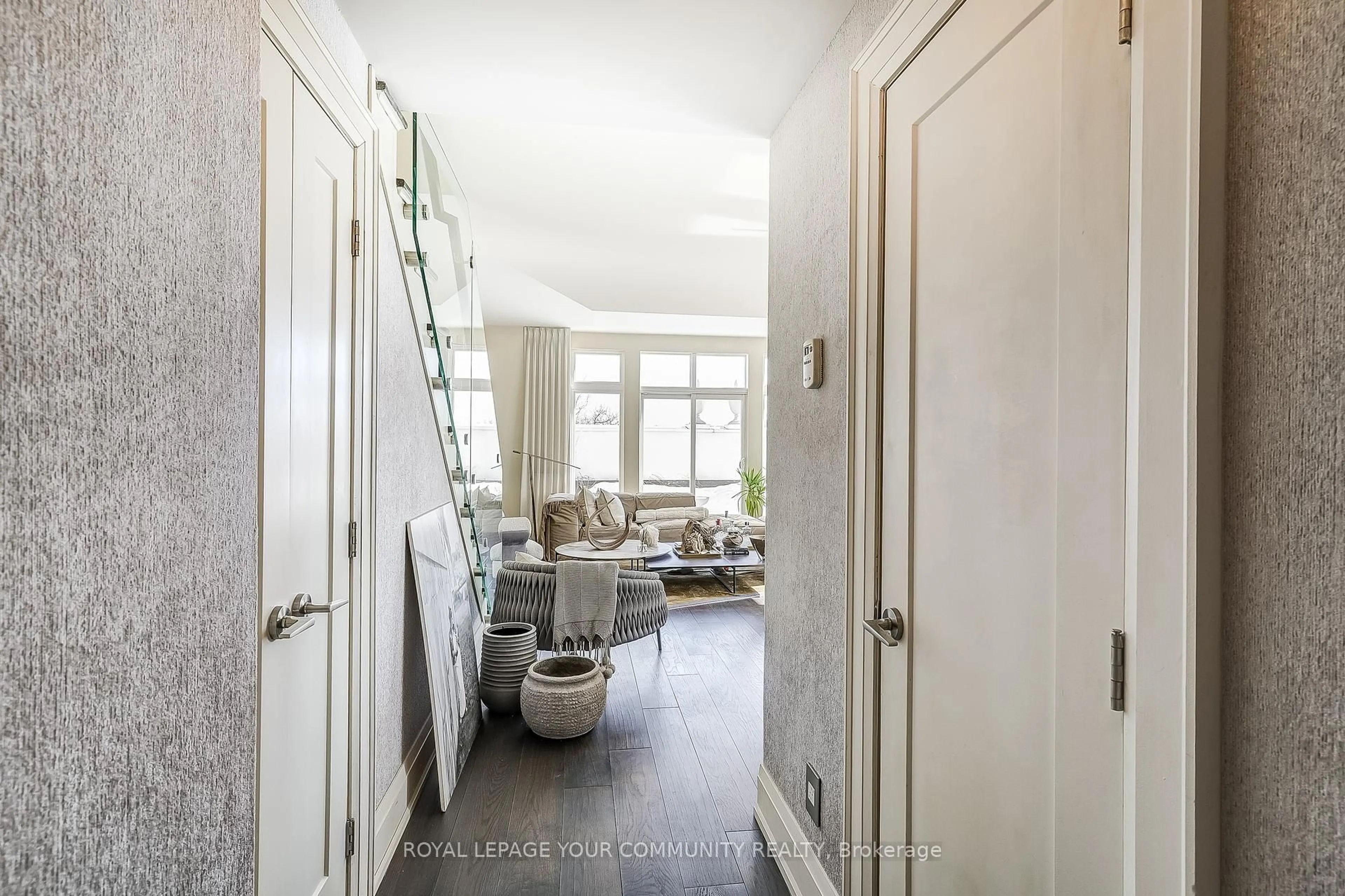 Indoor foyer for 64 Wells St #402, Aurora Ontario L4G 1S9