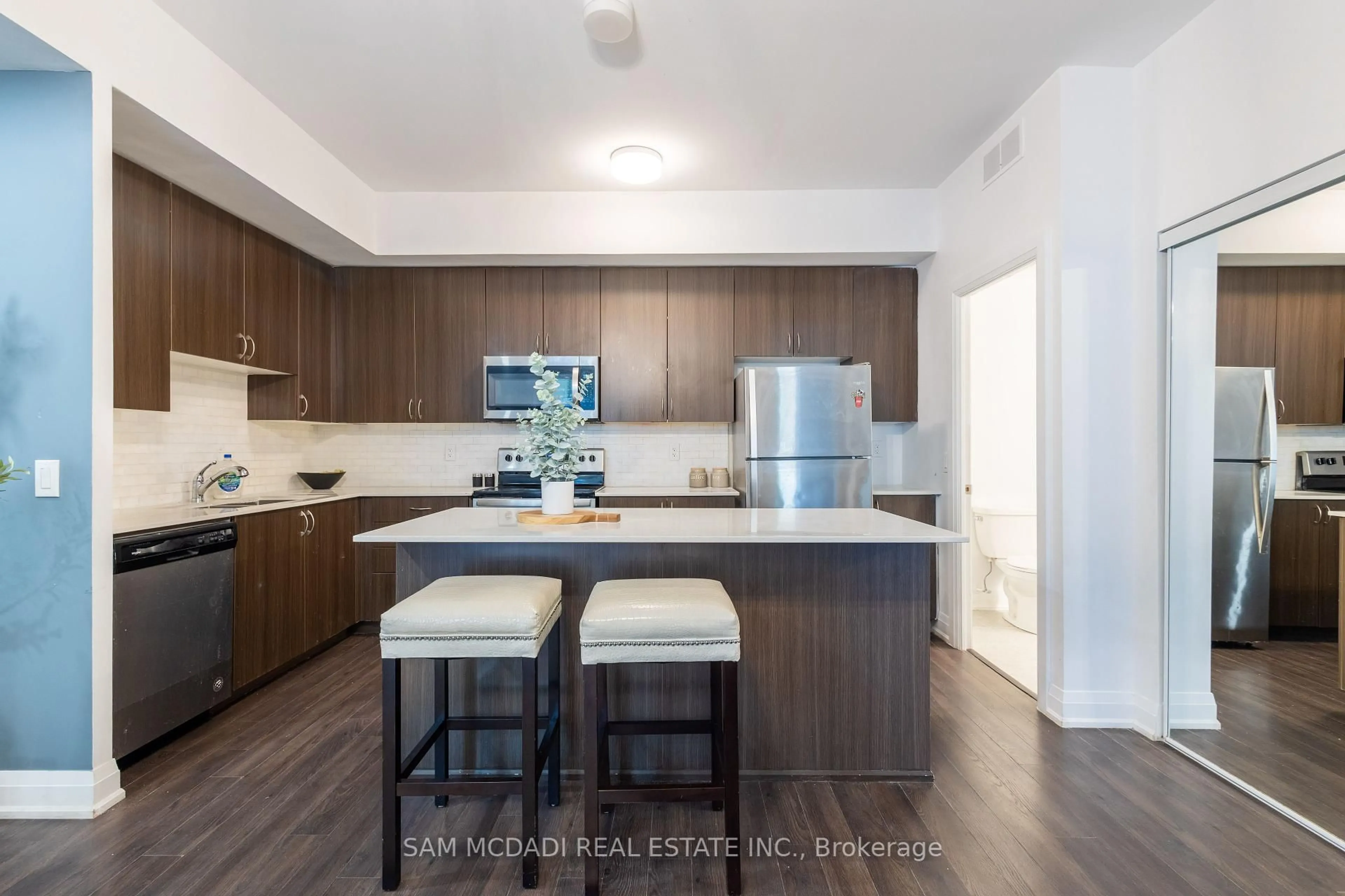 Open concept kitchen, wood/laminate floor for 26 Coles Ave #F402, Vaughan Ontario L4L 0J1