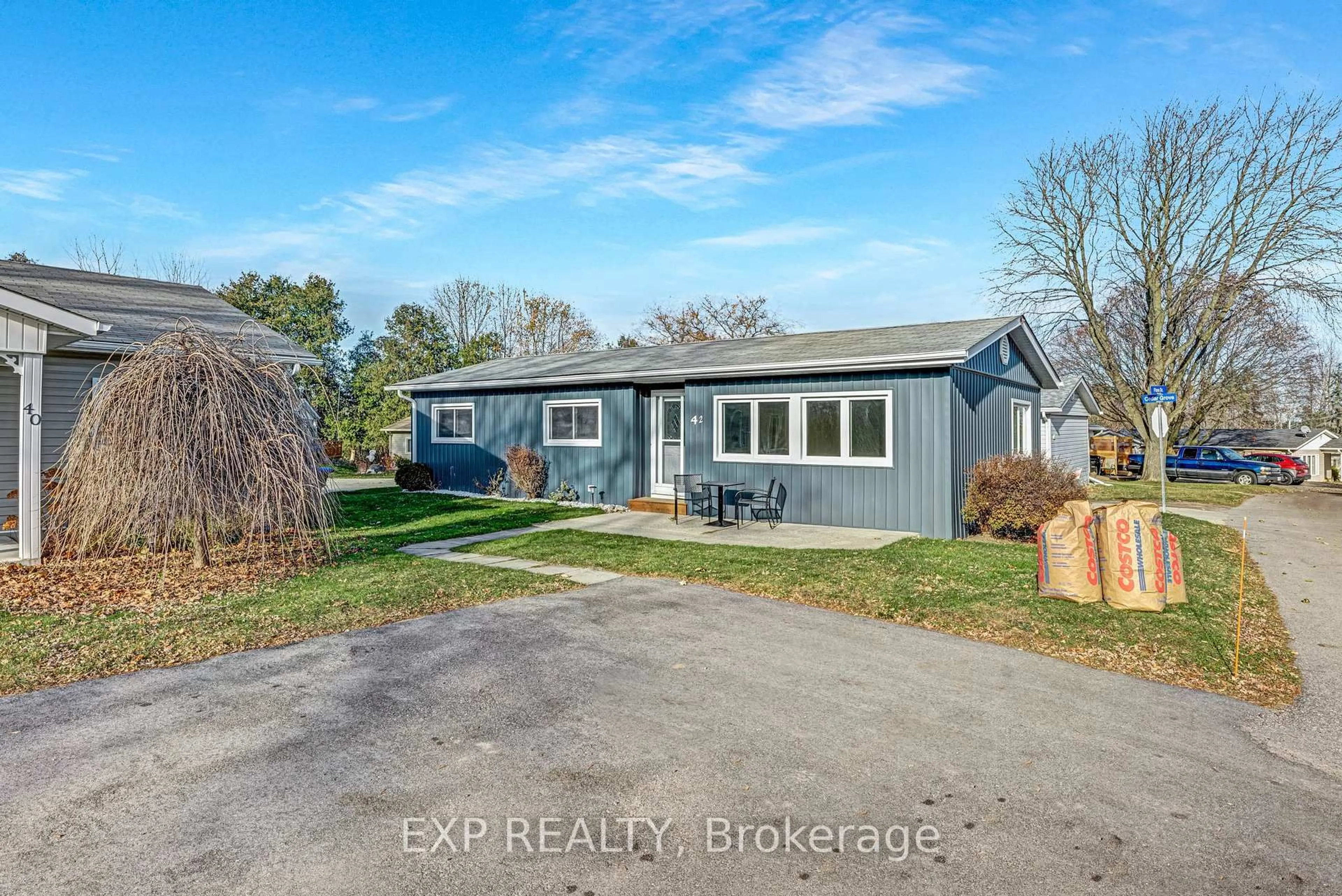 A pic from outside/outdoor area/front of a property/back of a property/a pic from drone, street for 42 Flora Dr, Innisfil Ontario L9S 1R1