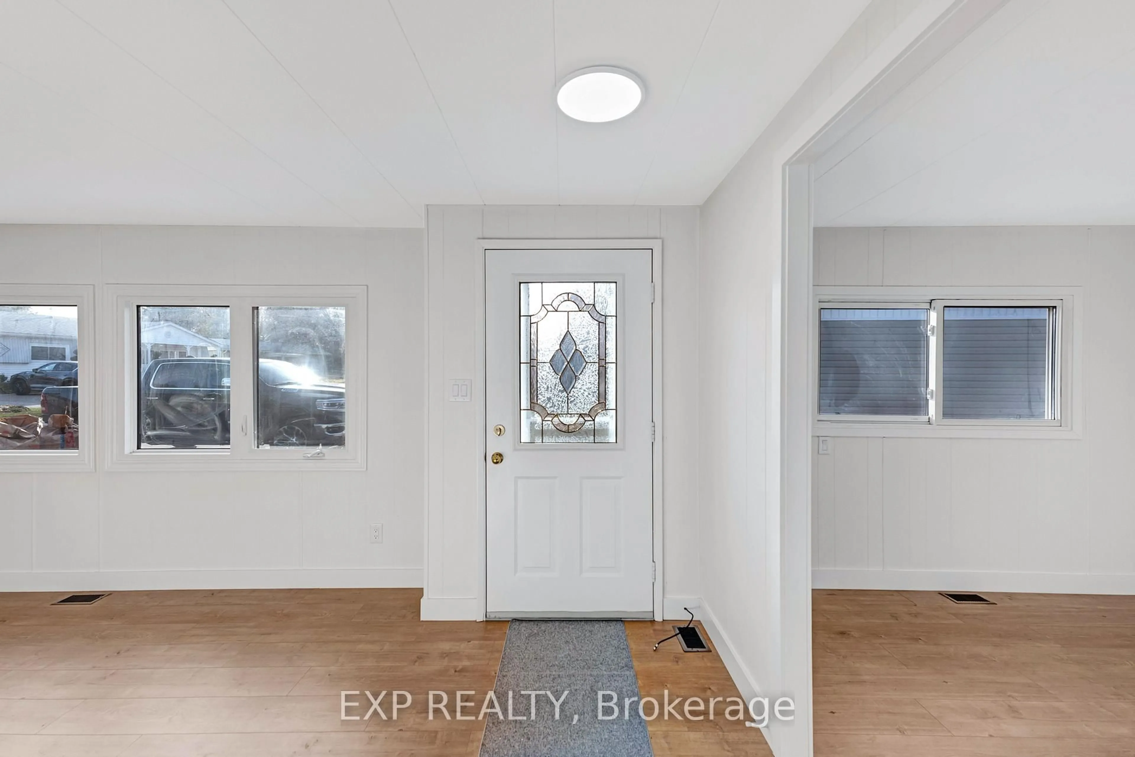 Indoor entryway for 42 Flora Dr, Innisfil Ontario L9S 1R1