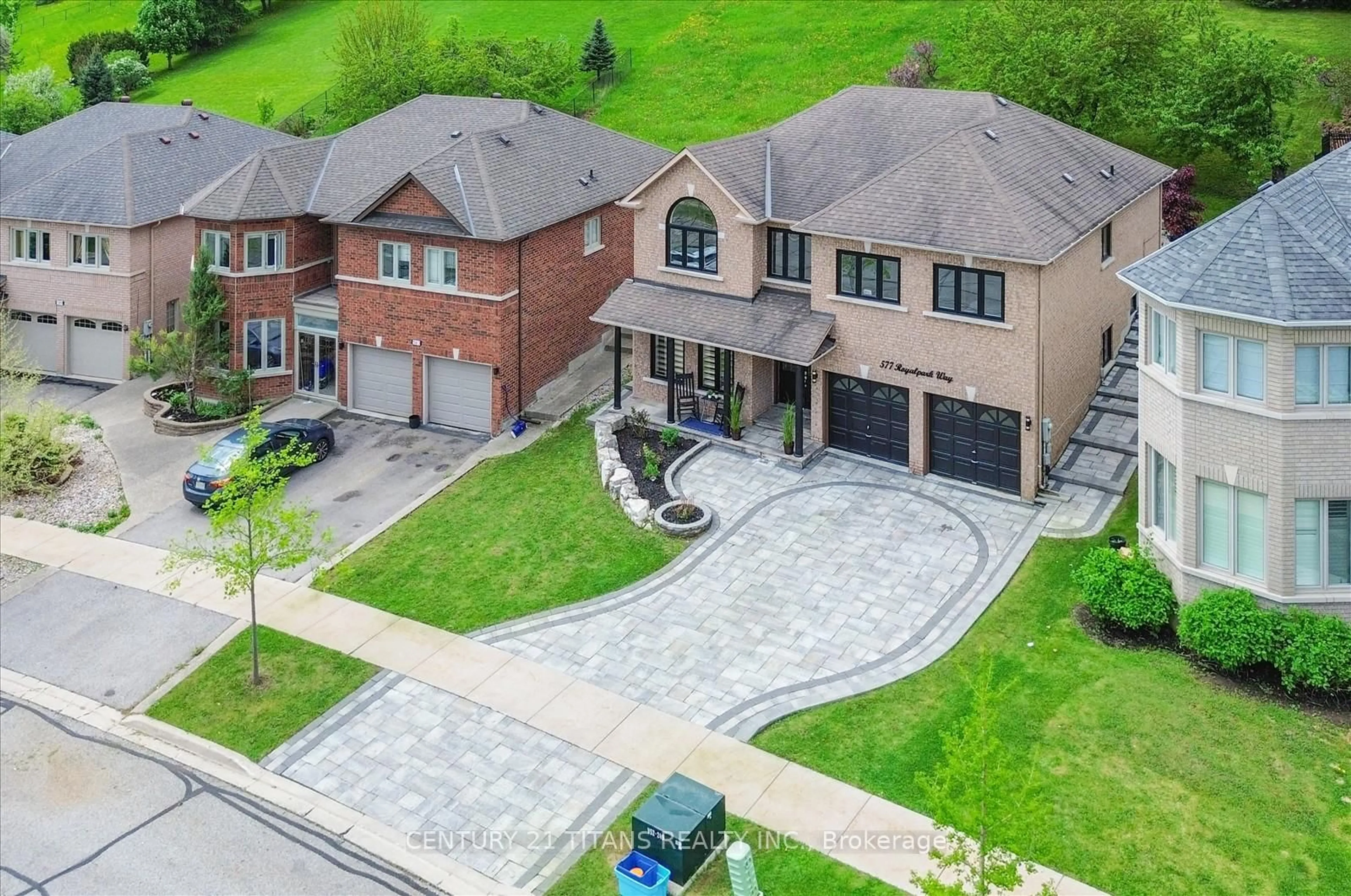 A pic from outside/outdoor area/front of a property/back of a property/a pic from drone, street for 577 Royalpark Way, Vaughan Ontario L4H 1K2