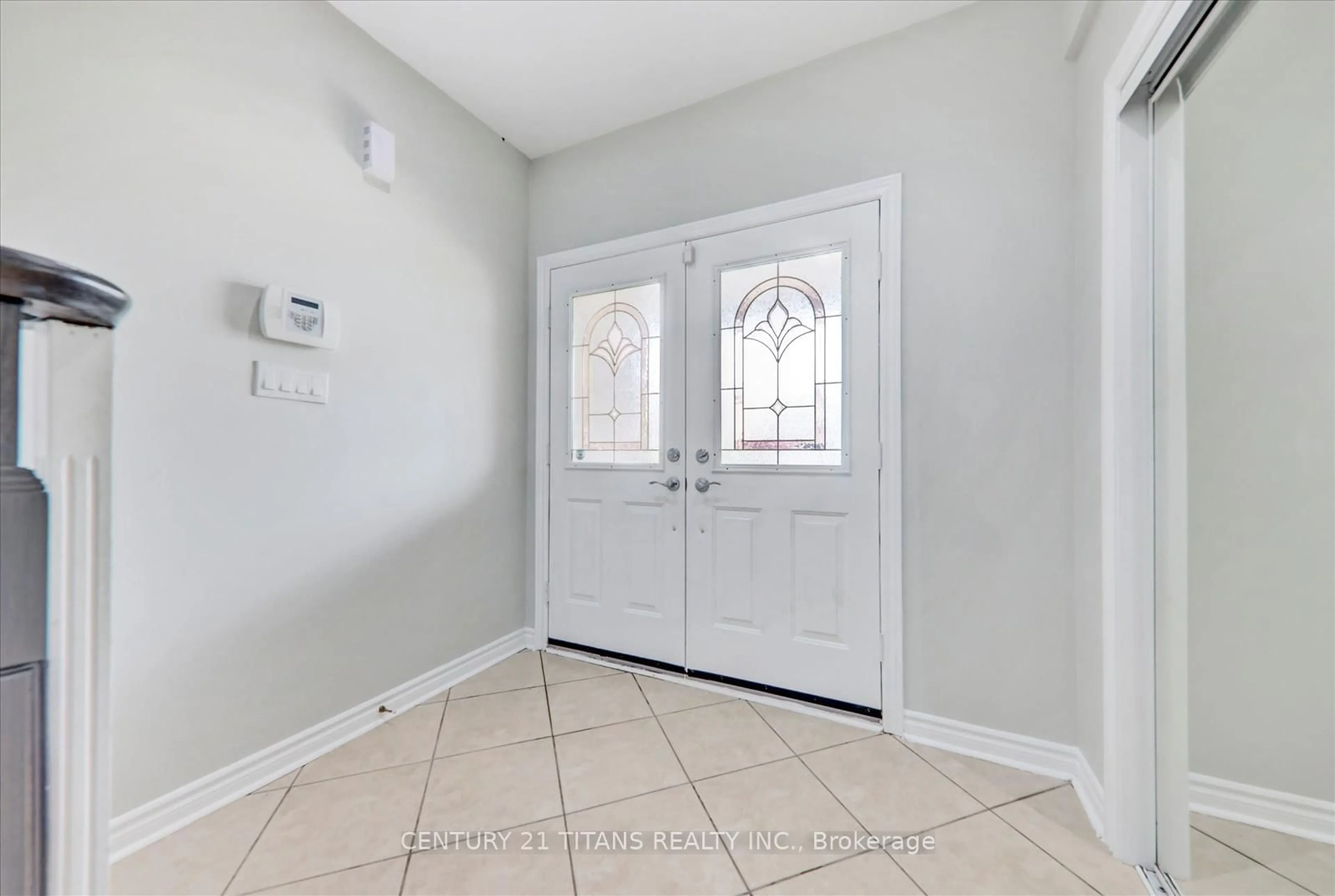 Indoor entryway for 577 Royalpark Way, Vaughan Ontario L4H 1K2
