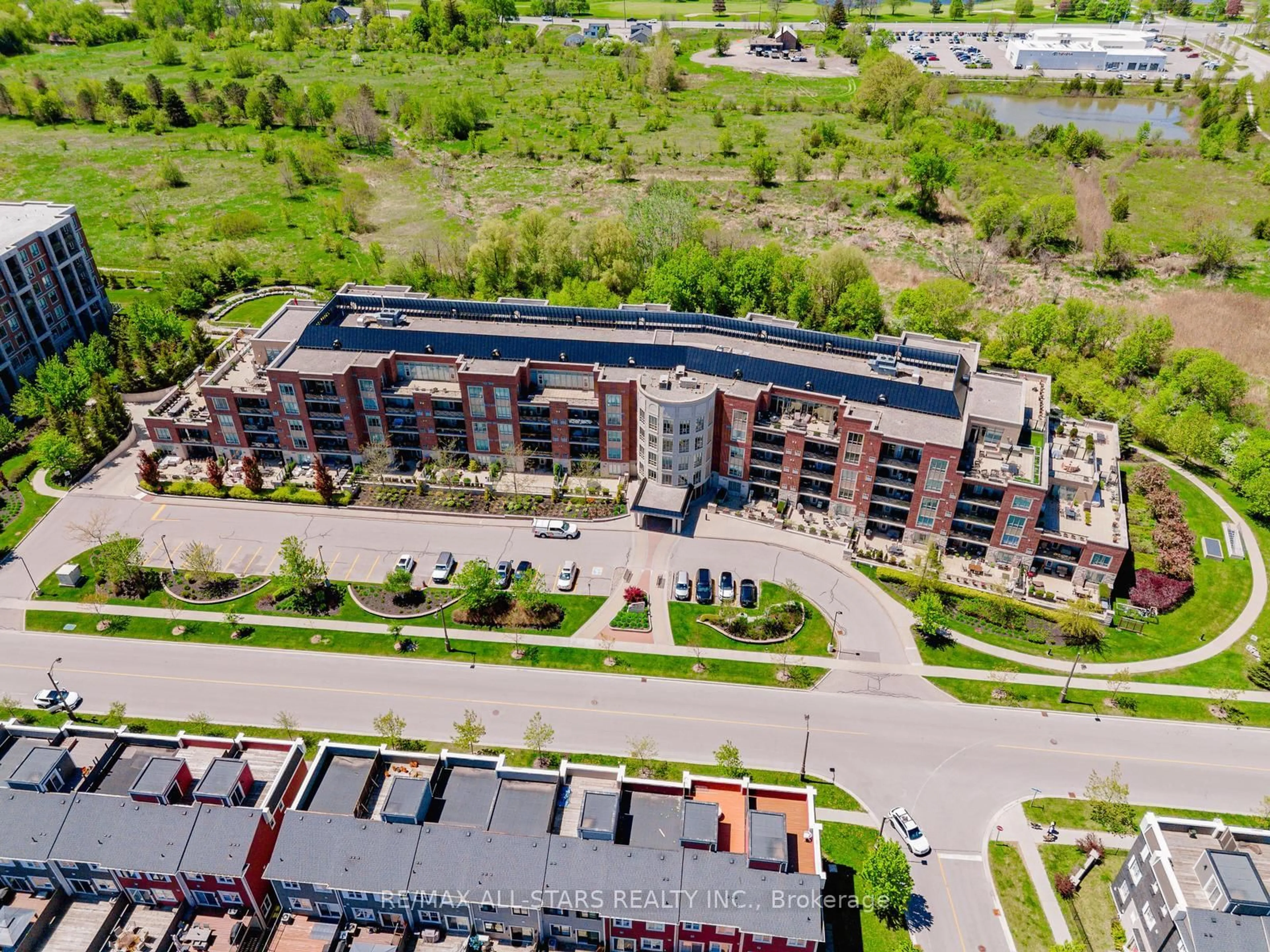 A pic from outside/outdoor area/front of a property/back of a property/a pic from drone, building for 35 Baker Hill Blvd #414, Whitchurch-Stouffville Ontario L4A 1P8