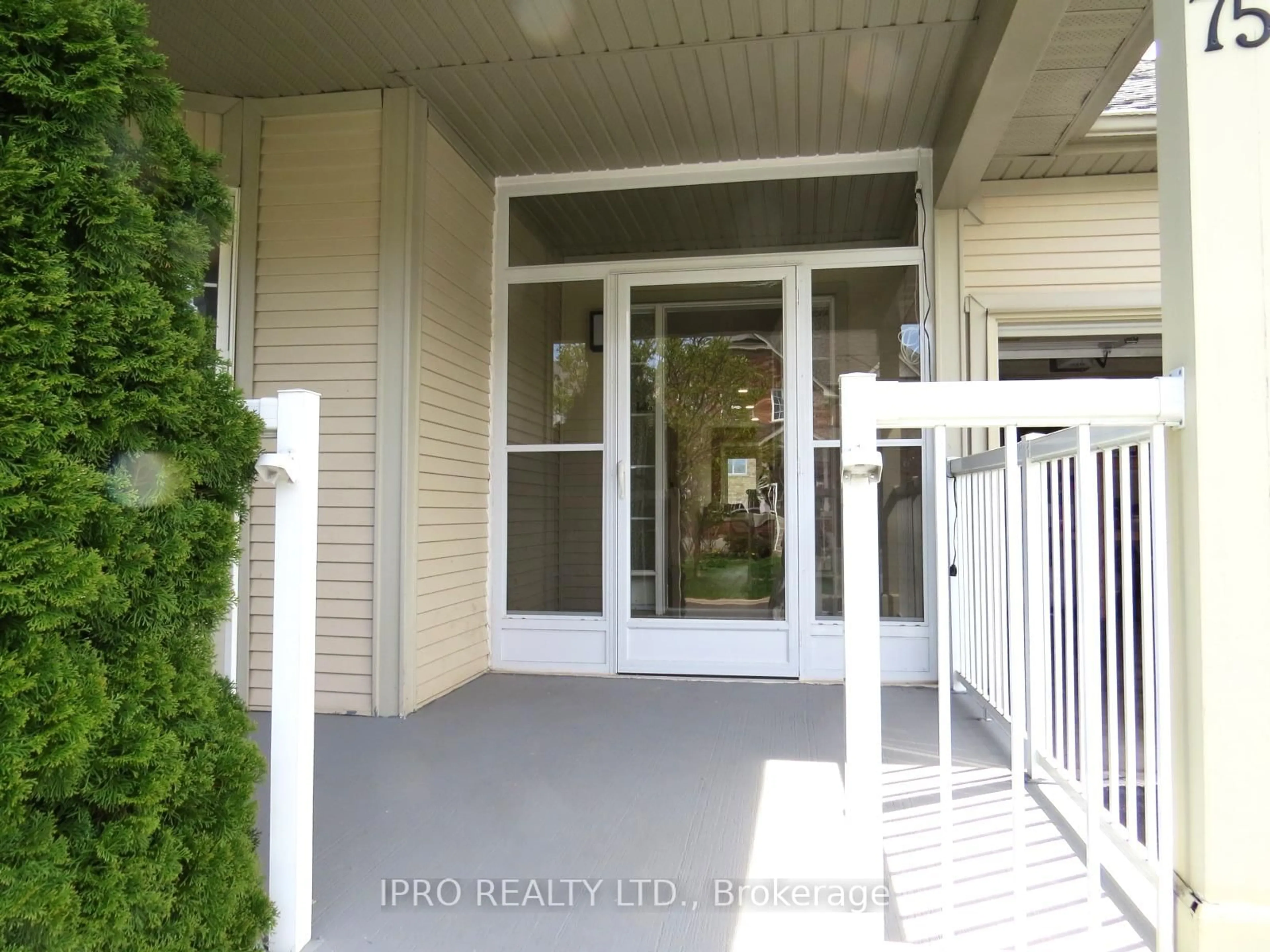 Indoor entryway for 75 Ian Dr, Georgina Ontario L4P 4G2