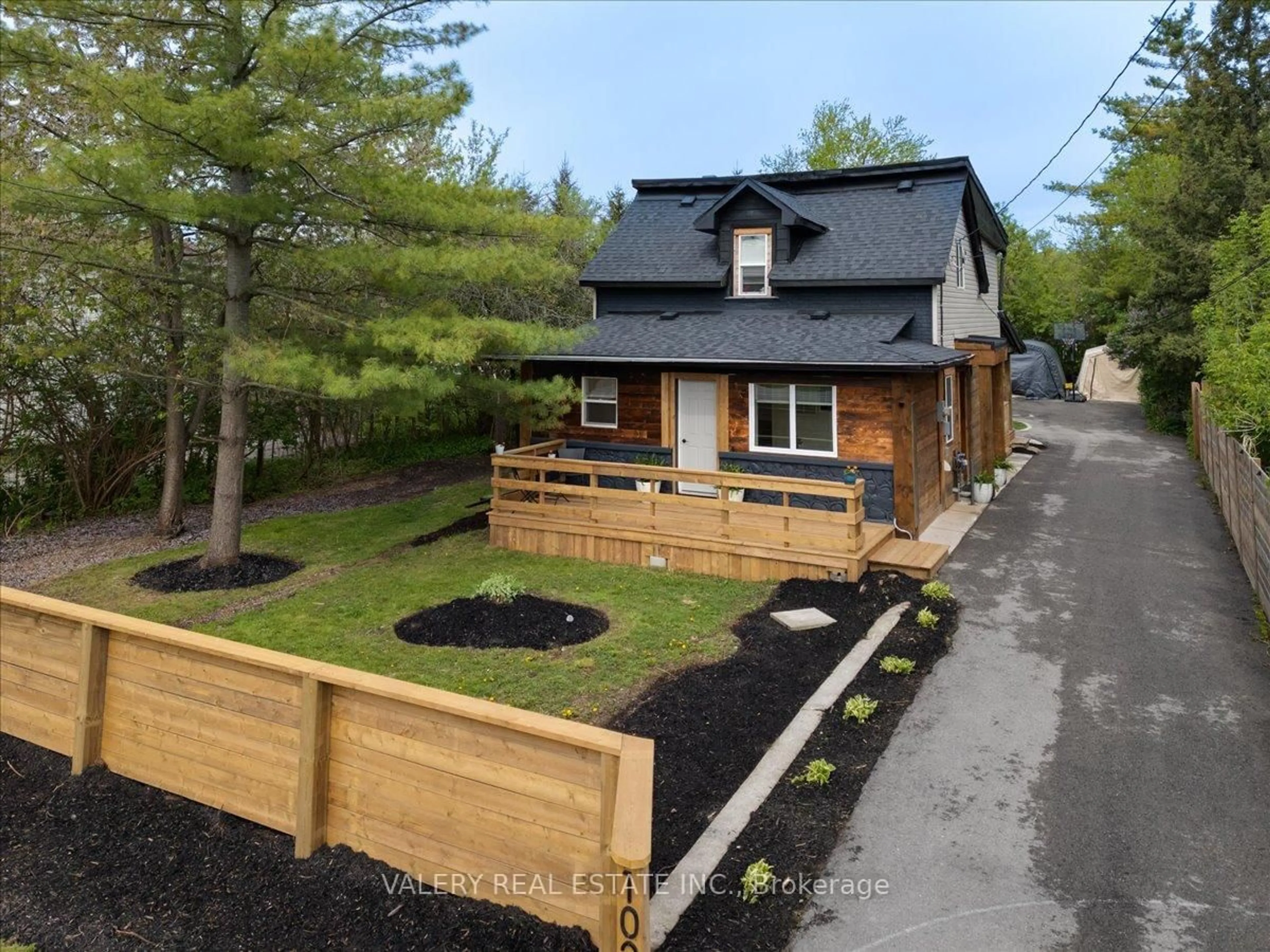 A pic from outside/outdoor area/front of a property/back of a property/a pic from drone, street for 1020 Ewart St, Innisfil Ontario L0L 1C0