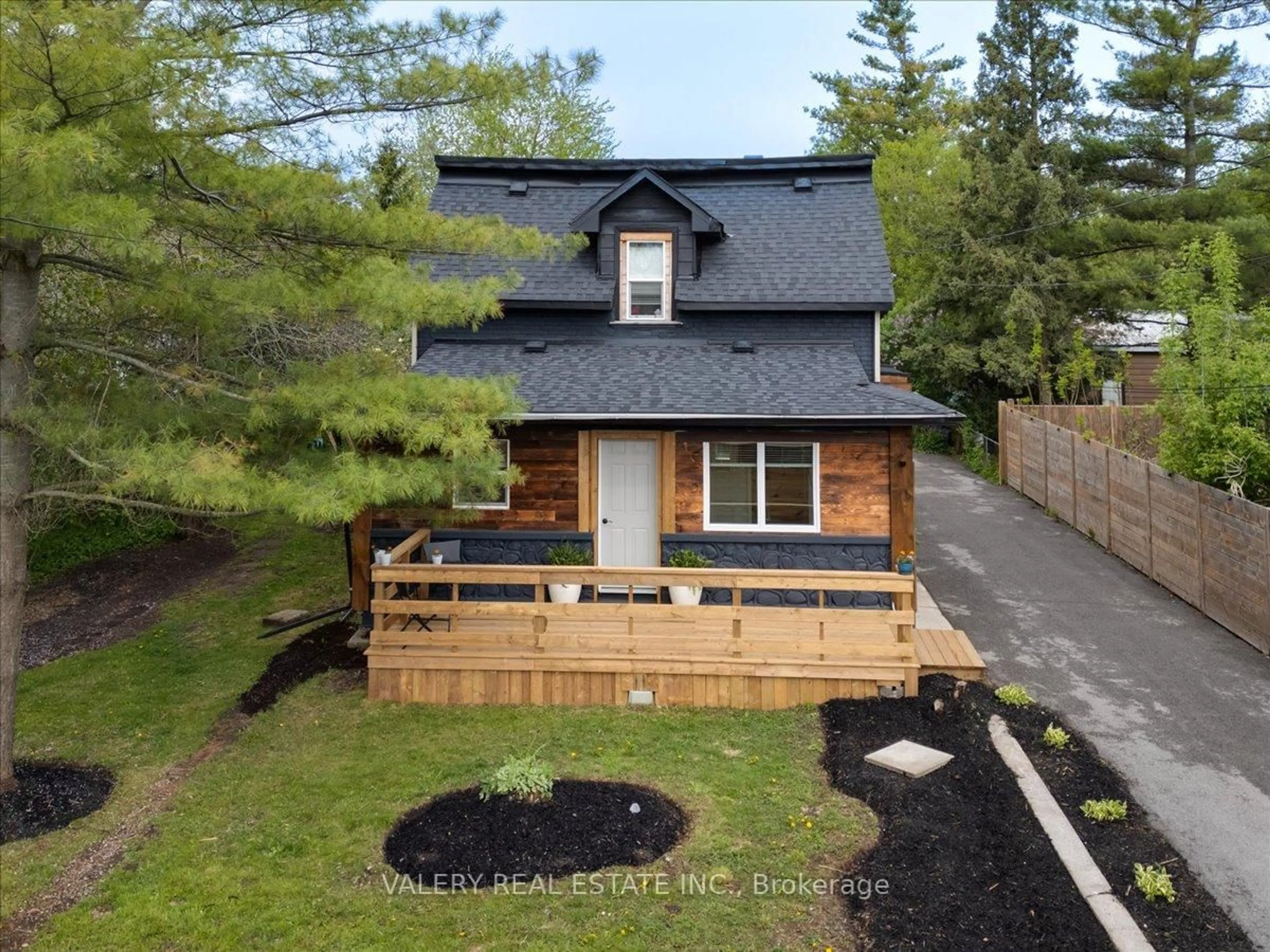 A pic from outside/outdoor area/front of a property/back of a property/a pic from drone, unknown for 1020 Ewart St, Innisfil Ontario L0L 1C0