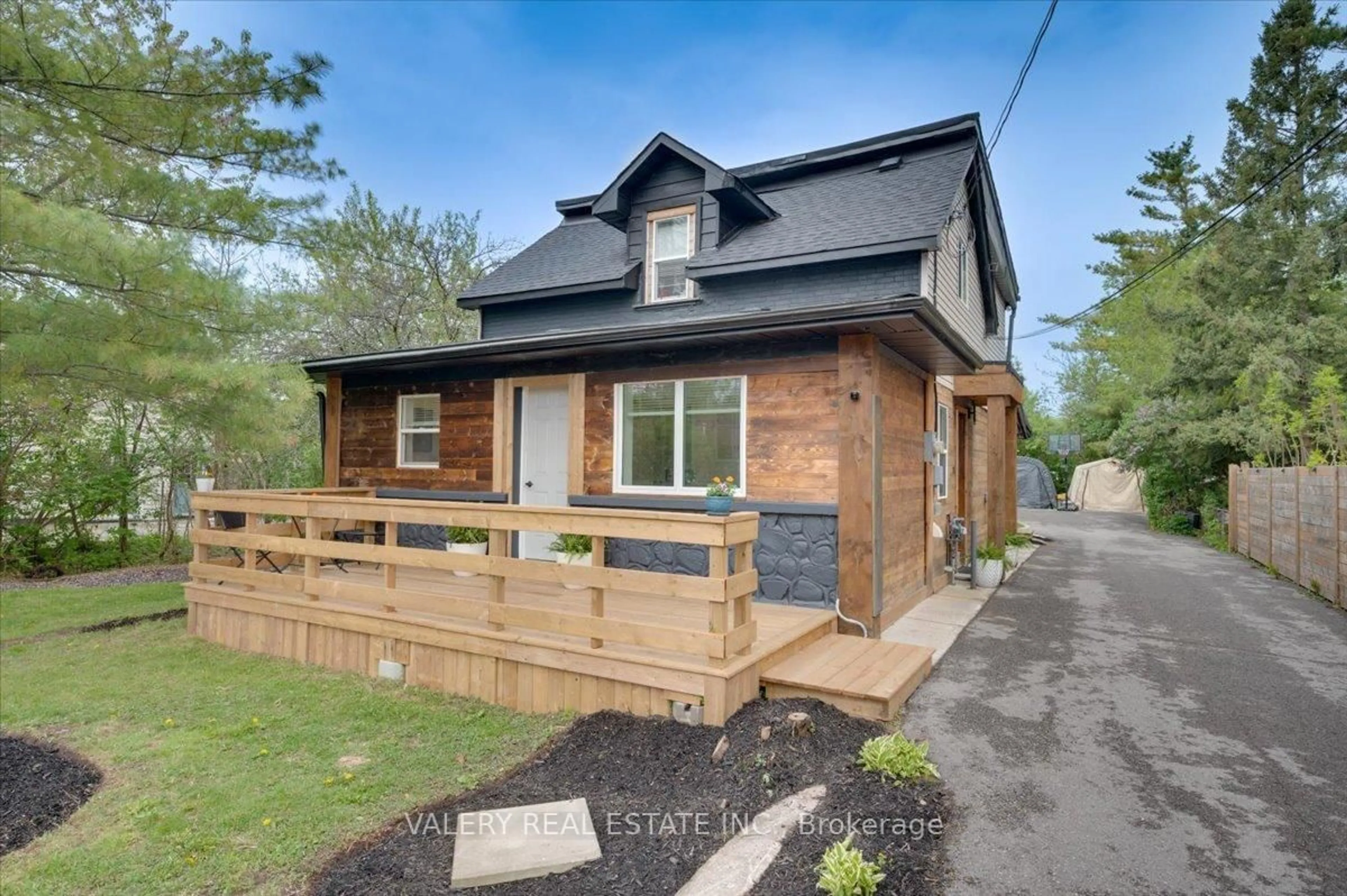 Home with brick exterior material, street for 1020 Ewart St, Innisfil Ontario L0L 1C0