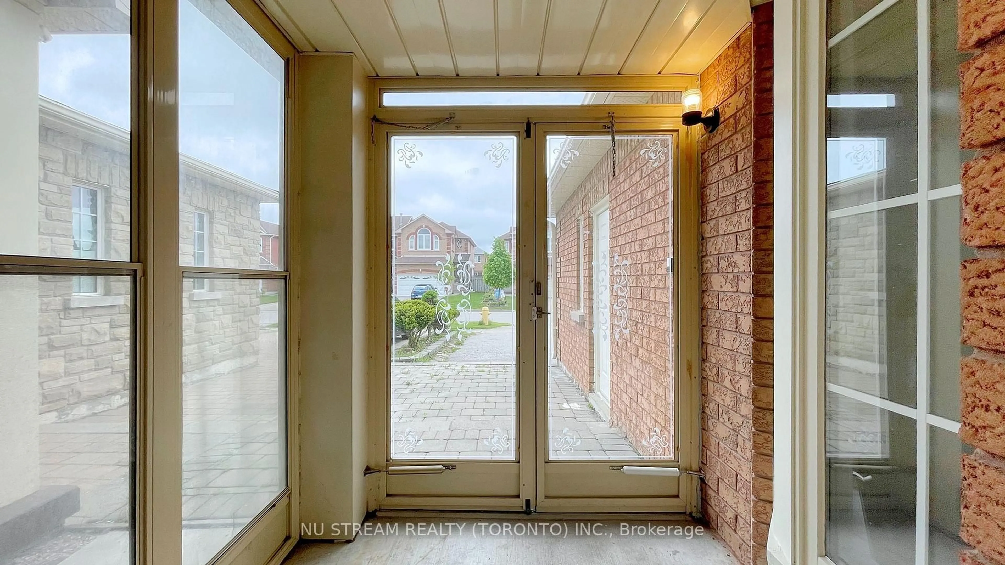 Indoor entryway for 203 Milliken Meadows Dr, Markham Ontario L3R 0V9