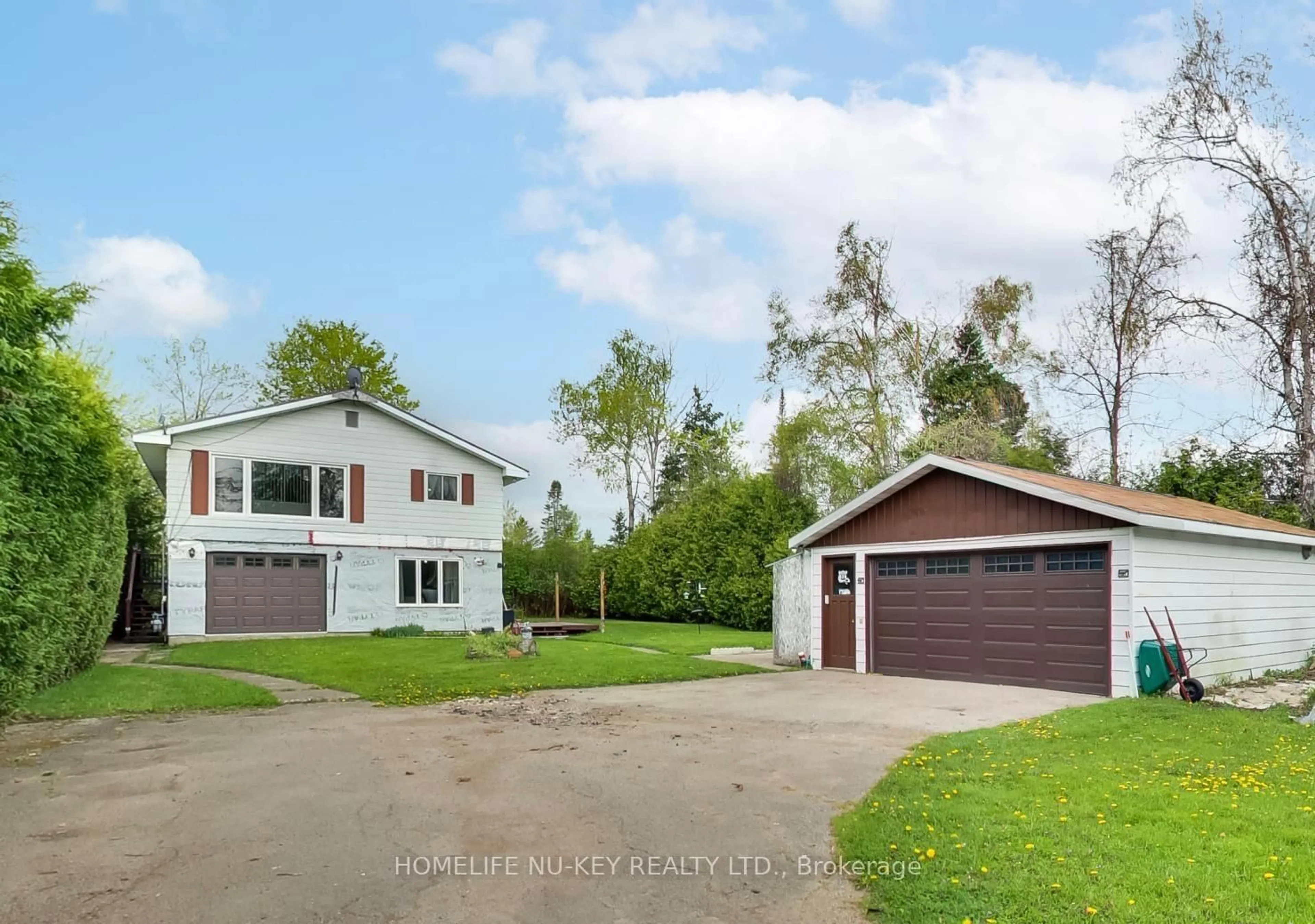 A pic from outside/outdoor area/front of a property/back of a property/a pic from drone, street for 2242 Mildred Ave, Innisfil Ontario L9S 2B8