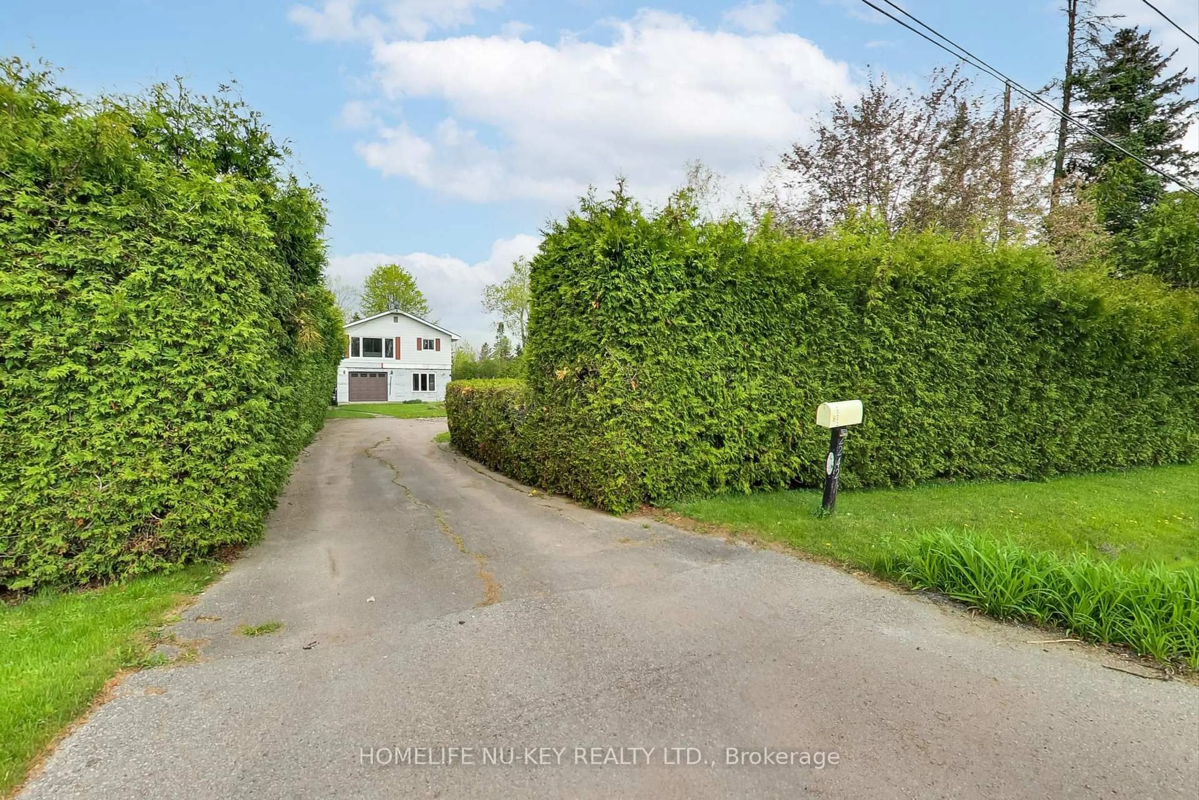 A pic from outside/outdoor area/front of a property/back of a property/a pic from drone, street for 2242 Mildred Ave, Innisfil Ontario L9S 2B8