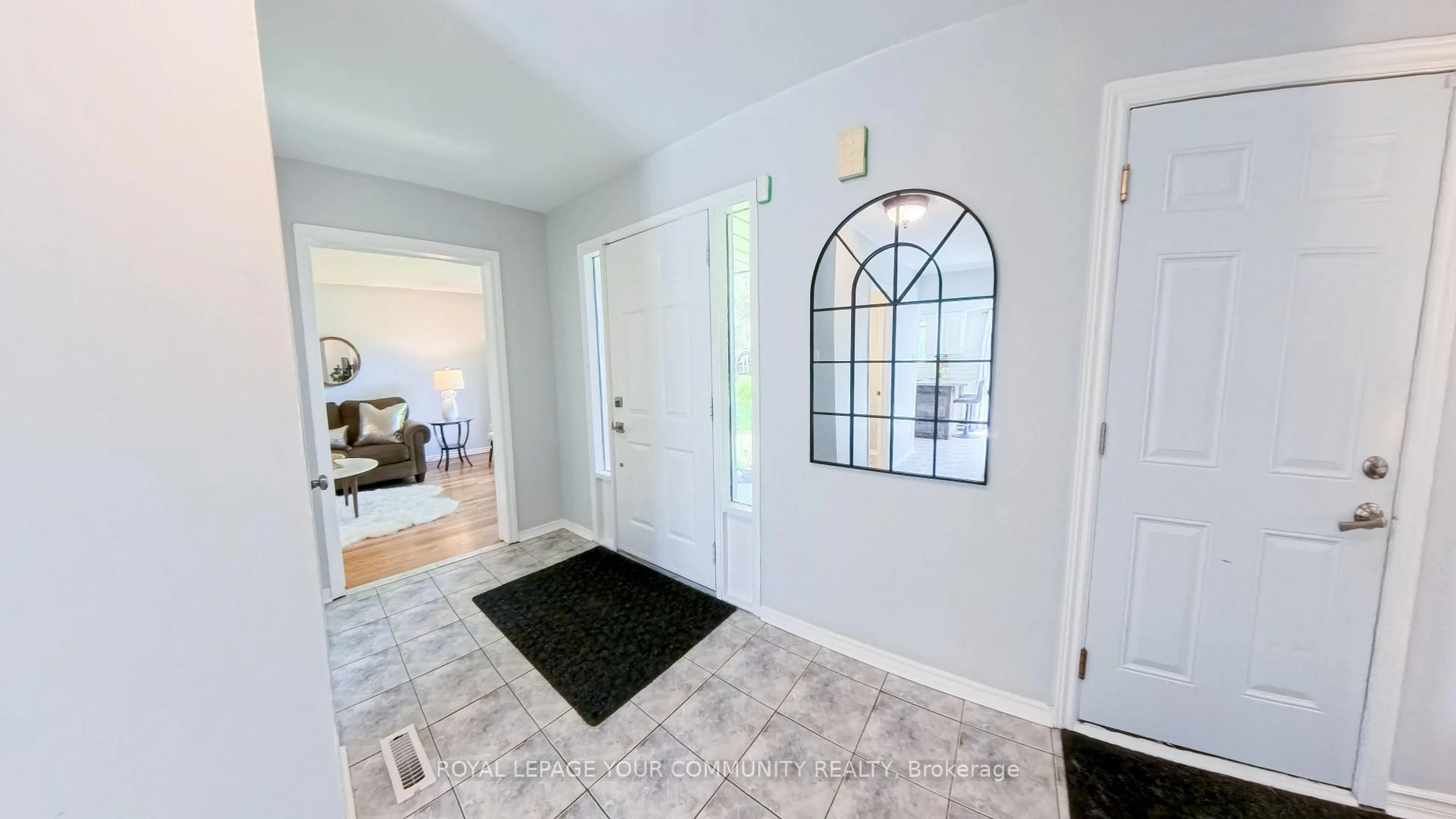 Indoor entryway for 6 Oakmeadow Blvd, Georgina Ontario L4P 3L1