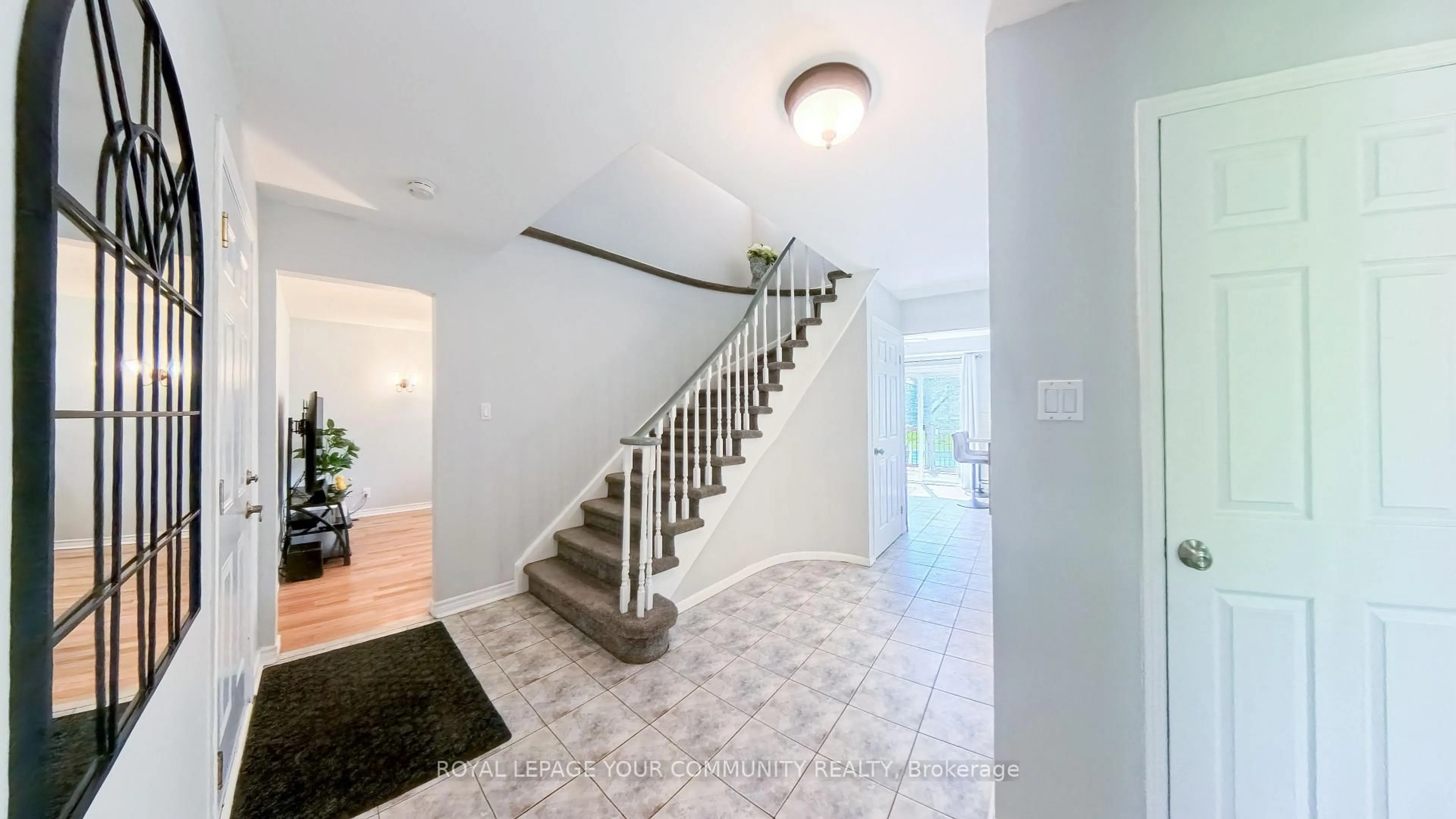 Indoor entryway for 6 Oakmeadow Blvd, Georgina Ontario L4P 3L1