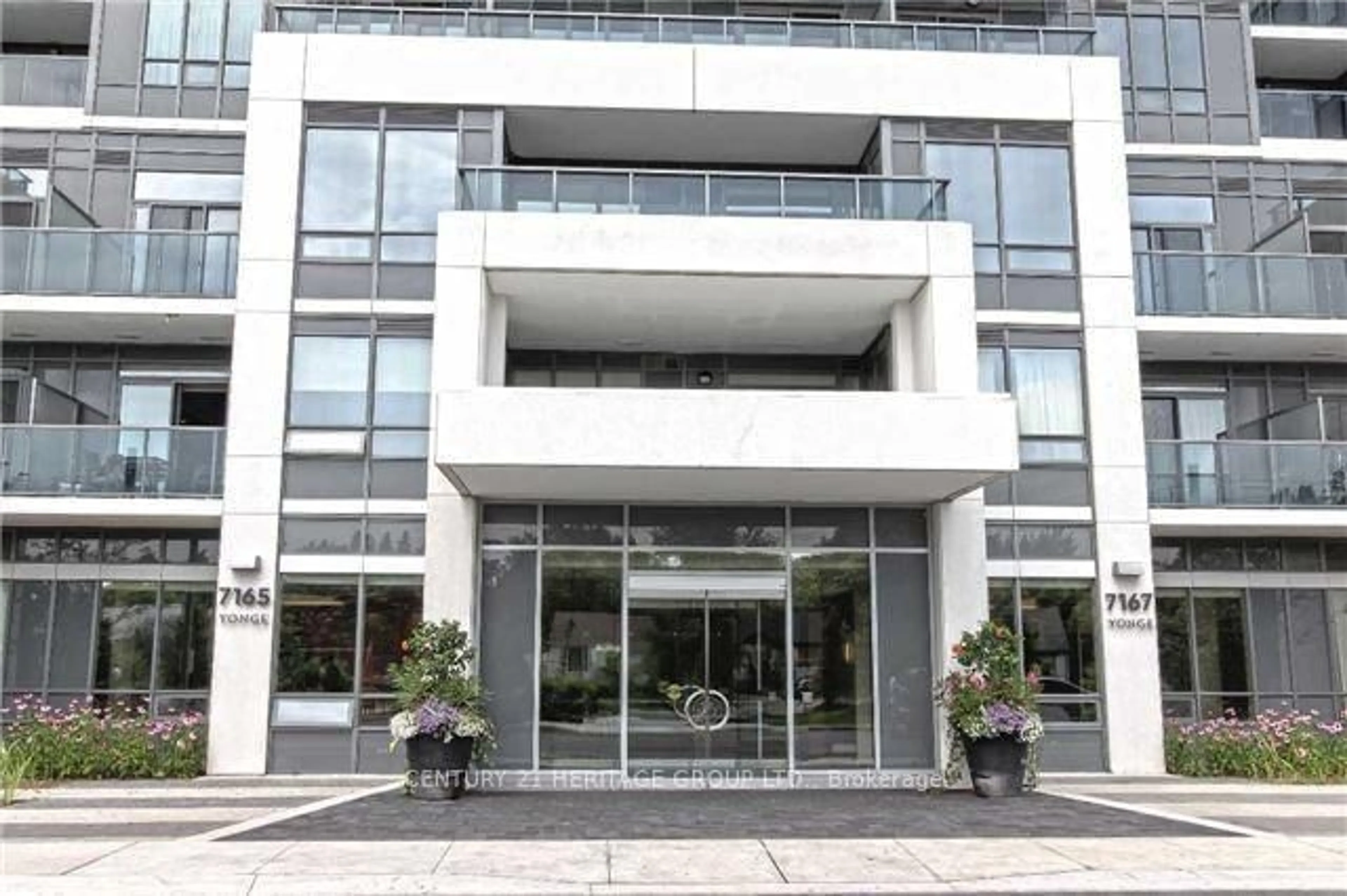 Indoor foyer for 7167 Yonge St #721, Markham Ontario L3T 0E1