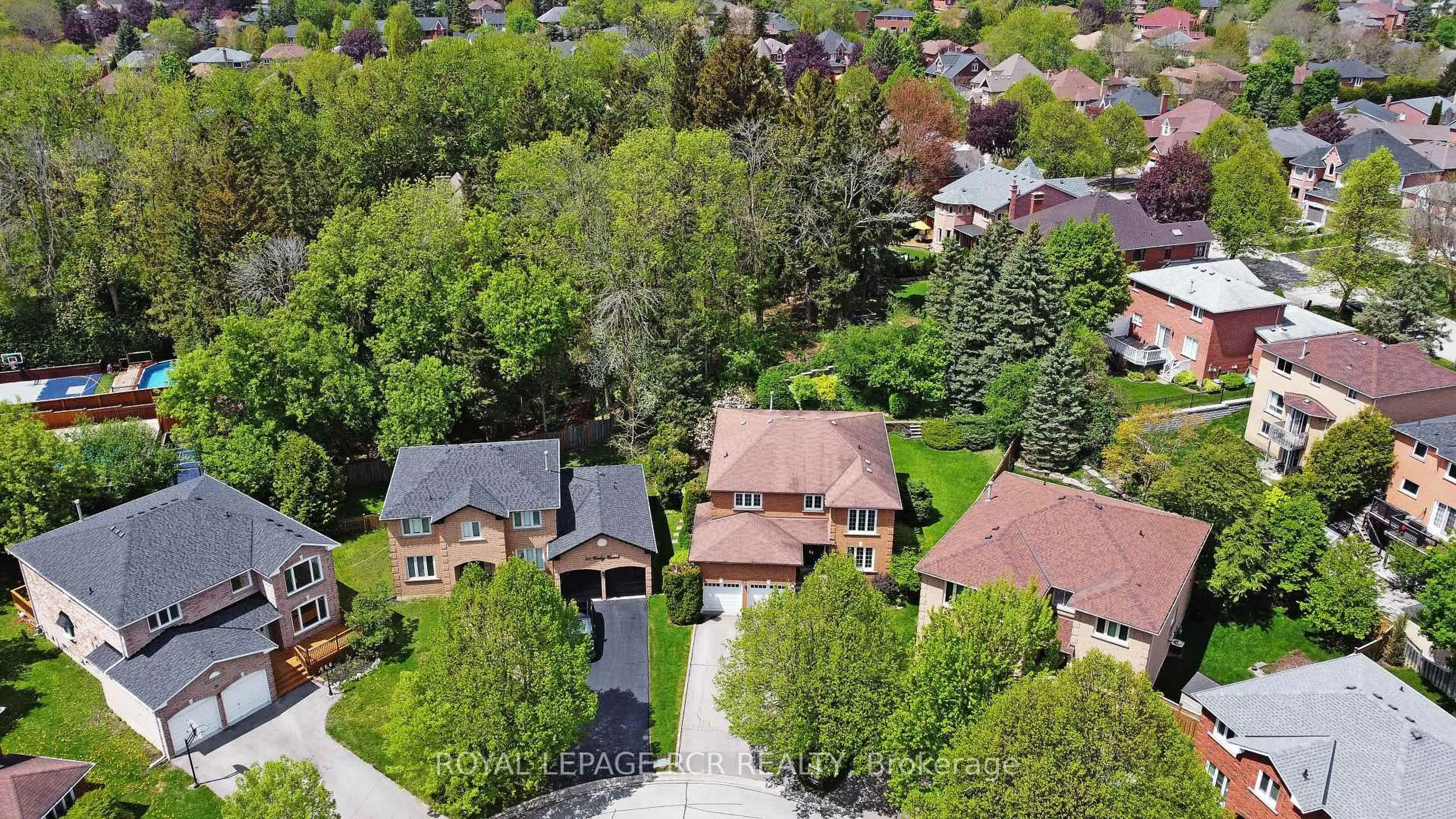 A pic from outside/outdoor area/front of a property/back of a property/a pic from drone, street for 34 Cady Crt, Aurora Ontario L4G 6S1