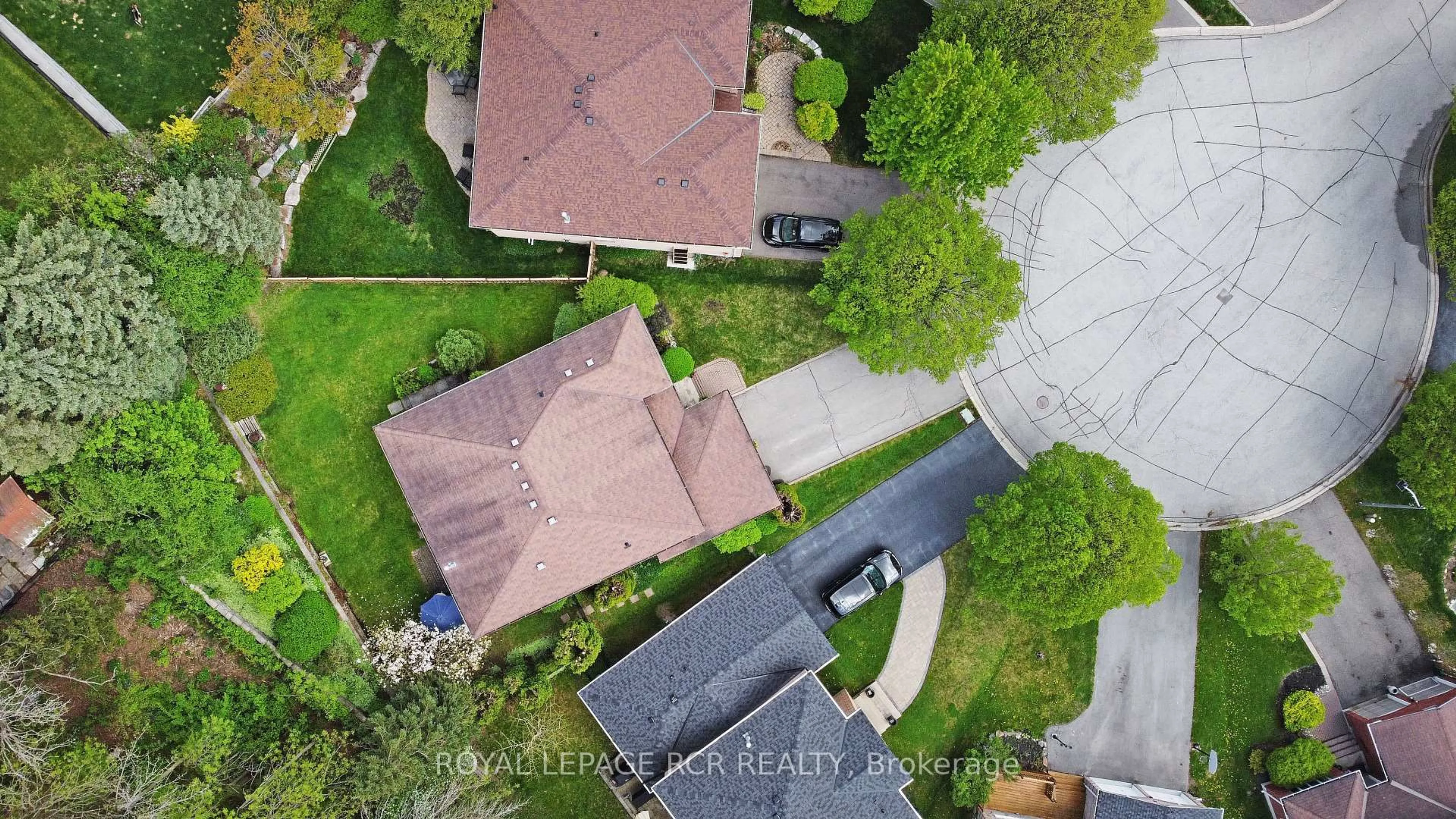 A pic from outside/outdoor area/front of a property/back of a property/a pic from drone, street for 34 Cady Crt, Aurora Ontario L4G 6S1