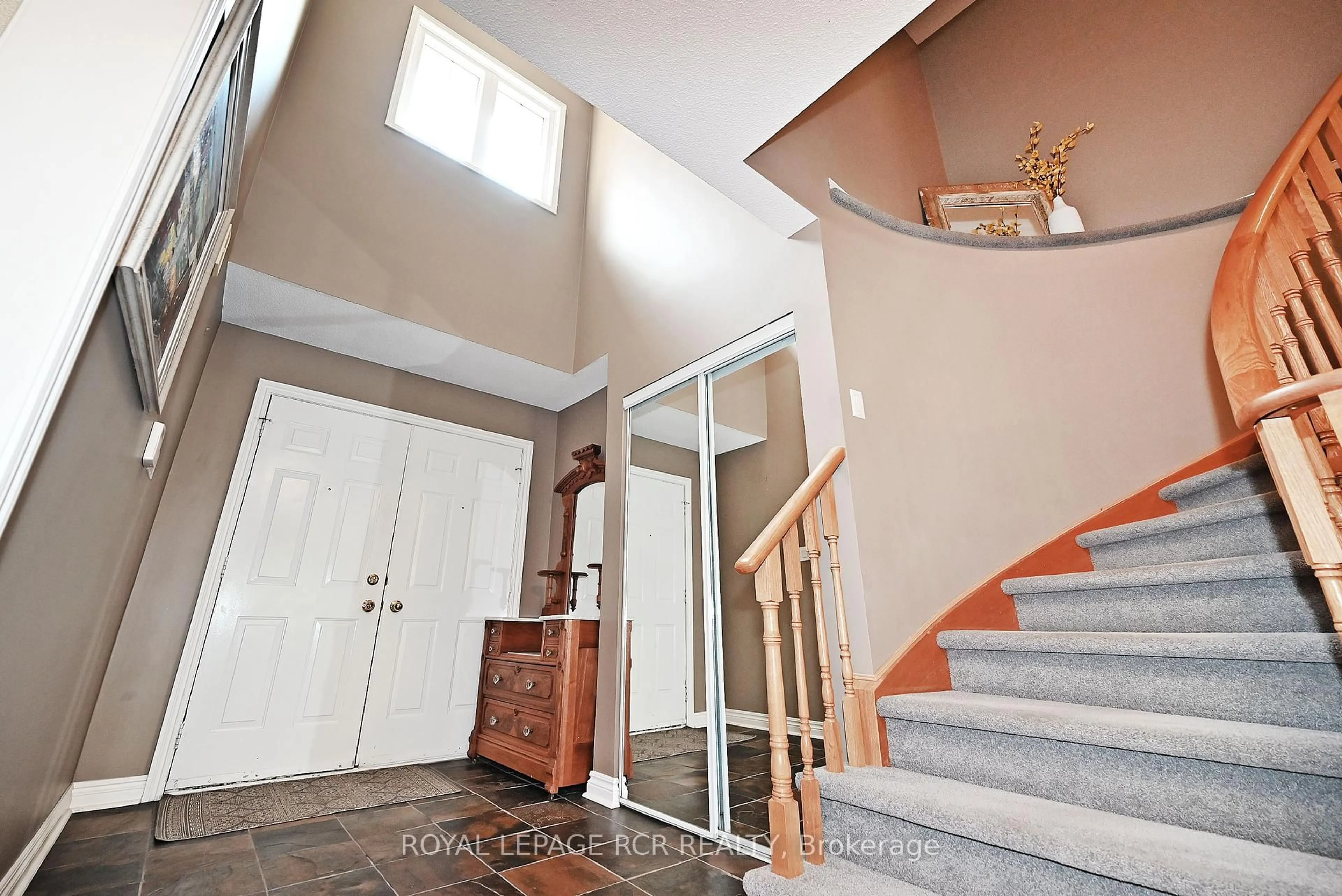 Indoor foyer for 34 Cady Crt, Aurora Ontario L4G 6S1