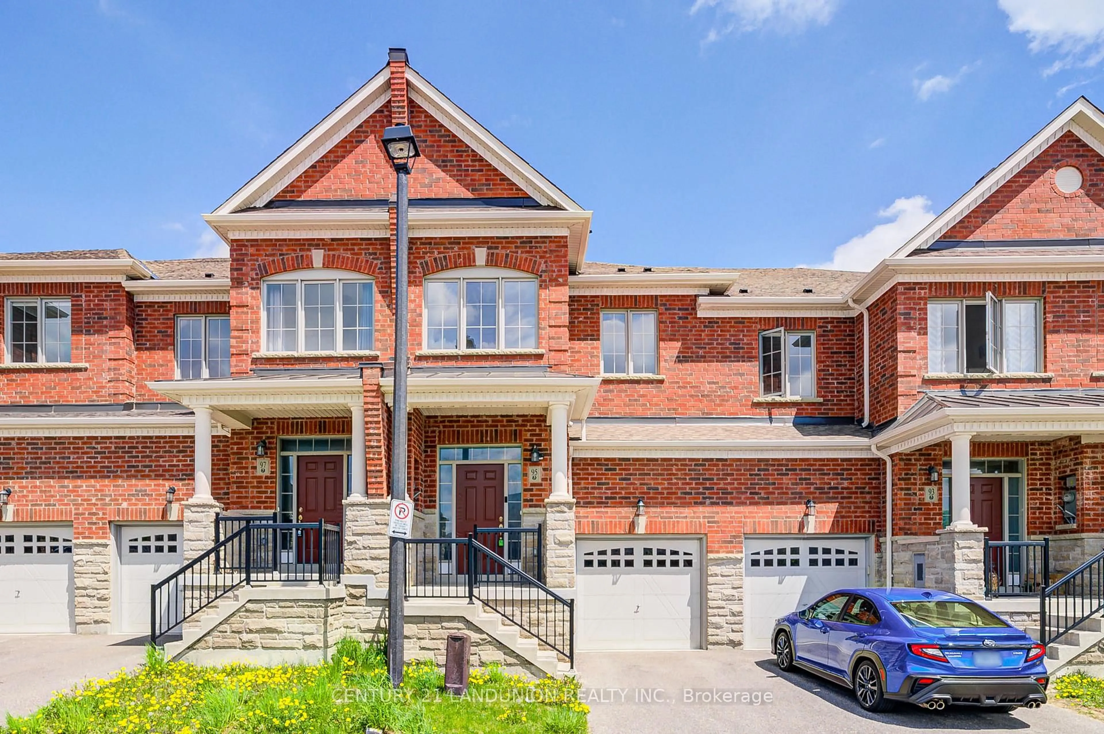 Home with brick exterior material, street for 95 Thornapple Lane, Richmond Hill Ontario L4E 1E7