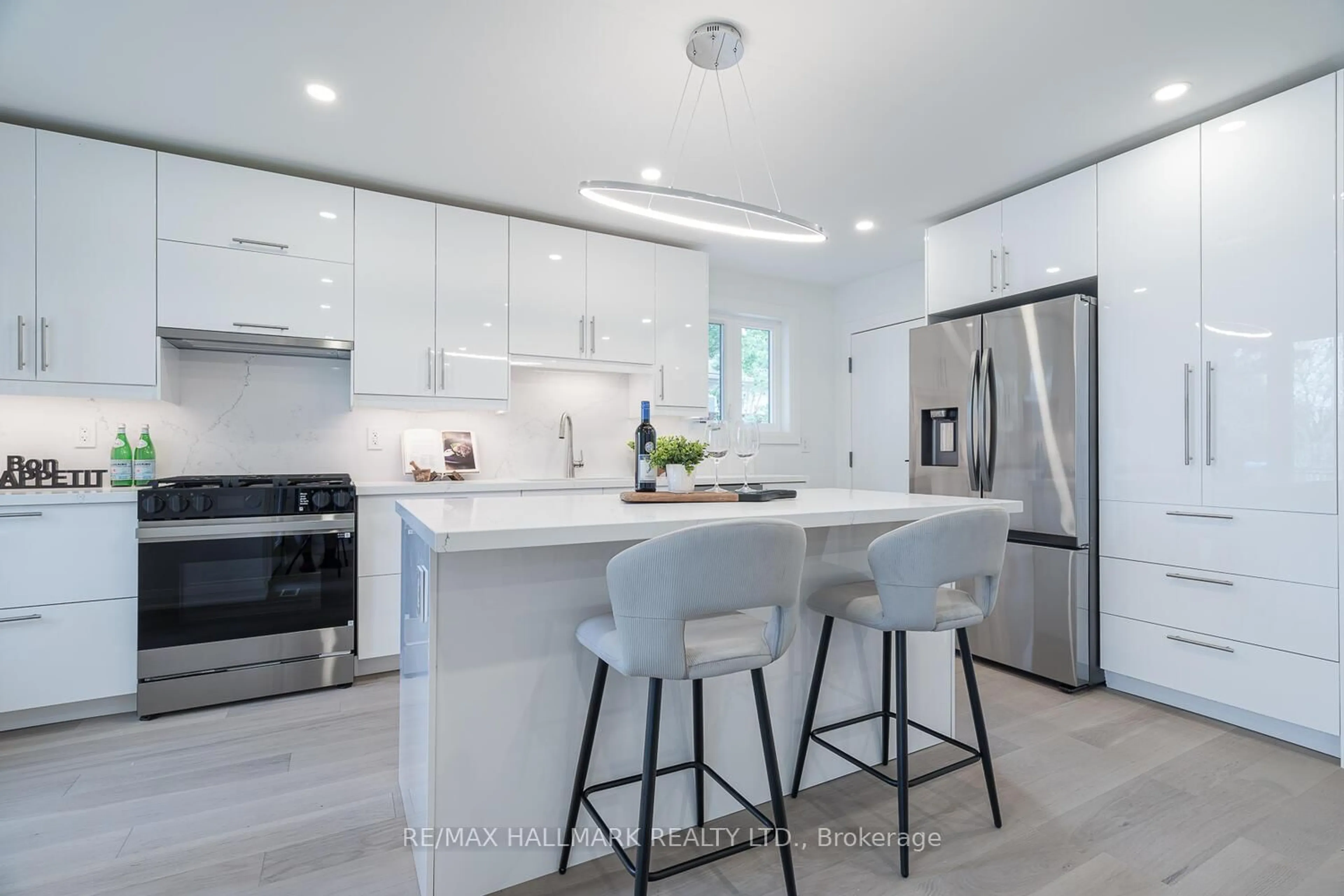 Open concept kitchen, ceramic/tile floor for 106 Woodpark Pl, Newmarket Ontario L3Y 3P6