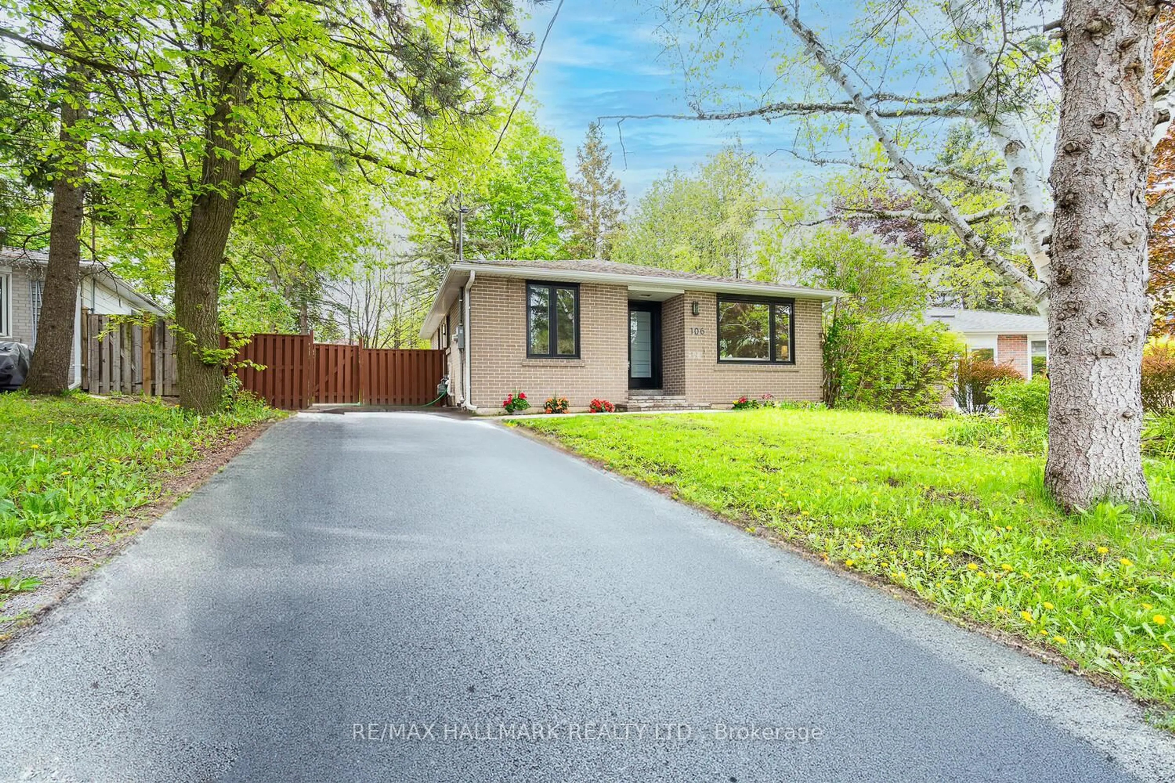 A pic from outside/outdoor area/front of a property/back of a property/a pic from drone, street for 106 Woodpark Pl, Newmarket Ontario L3Y 3P6