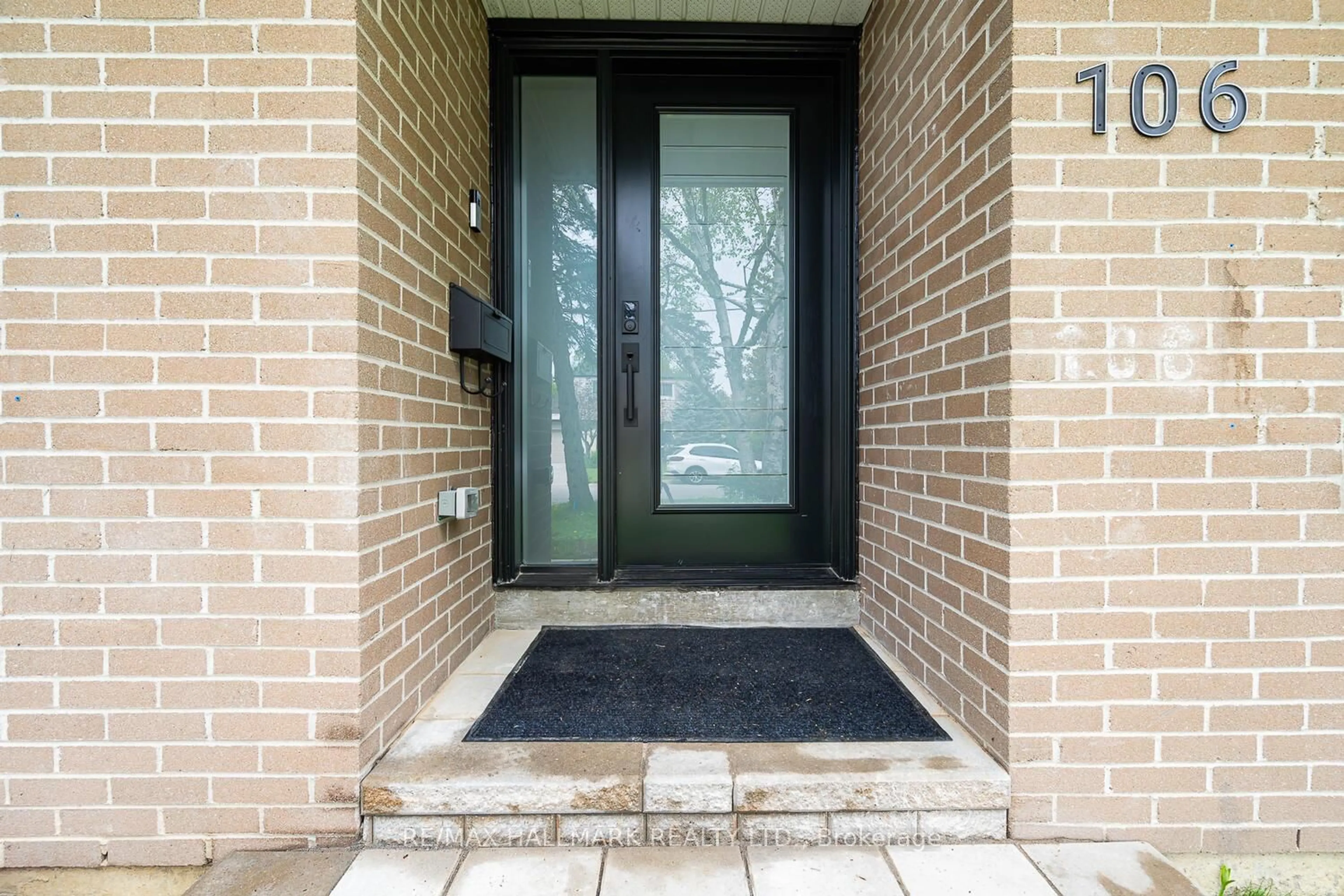 Indoor entryway for 106 Woodpark Pl, Newmarket Ontario L3Y 3P6