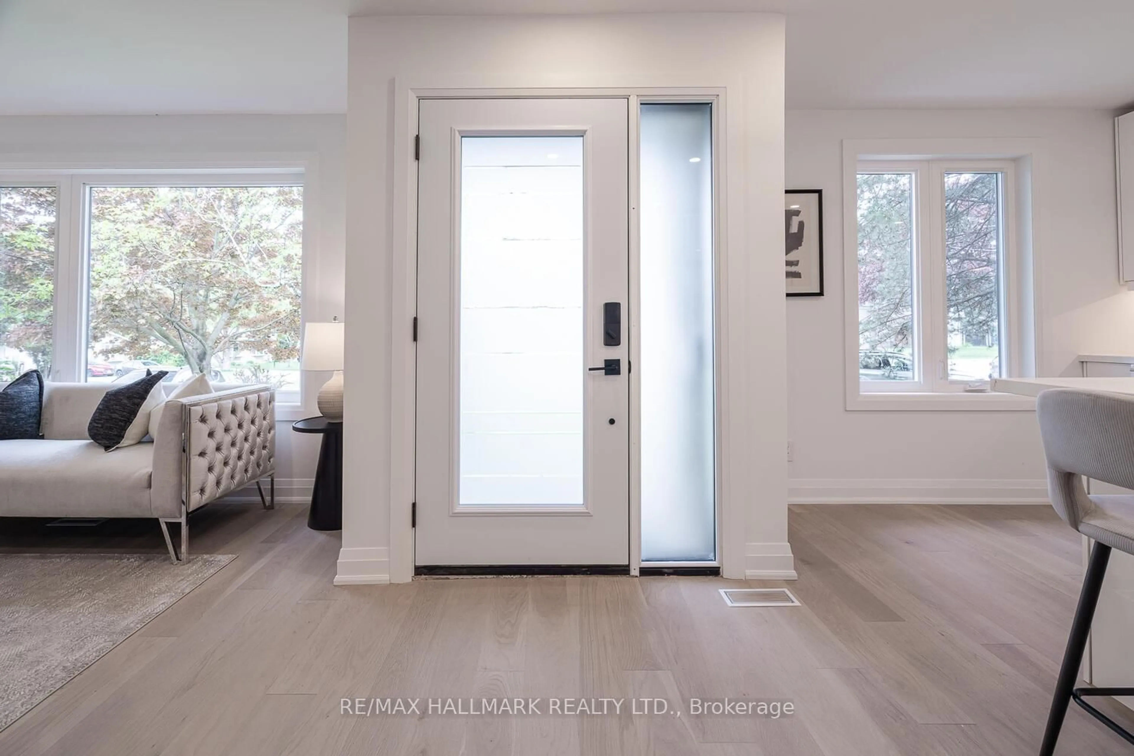 Indoor entryway for 106 Woodpark Pl, Newmarket Ontario L3Y 3P6