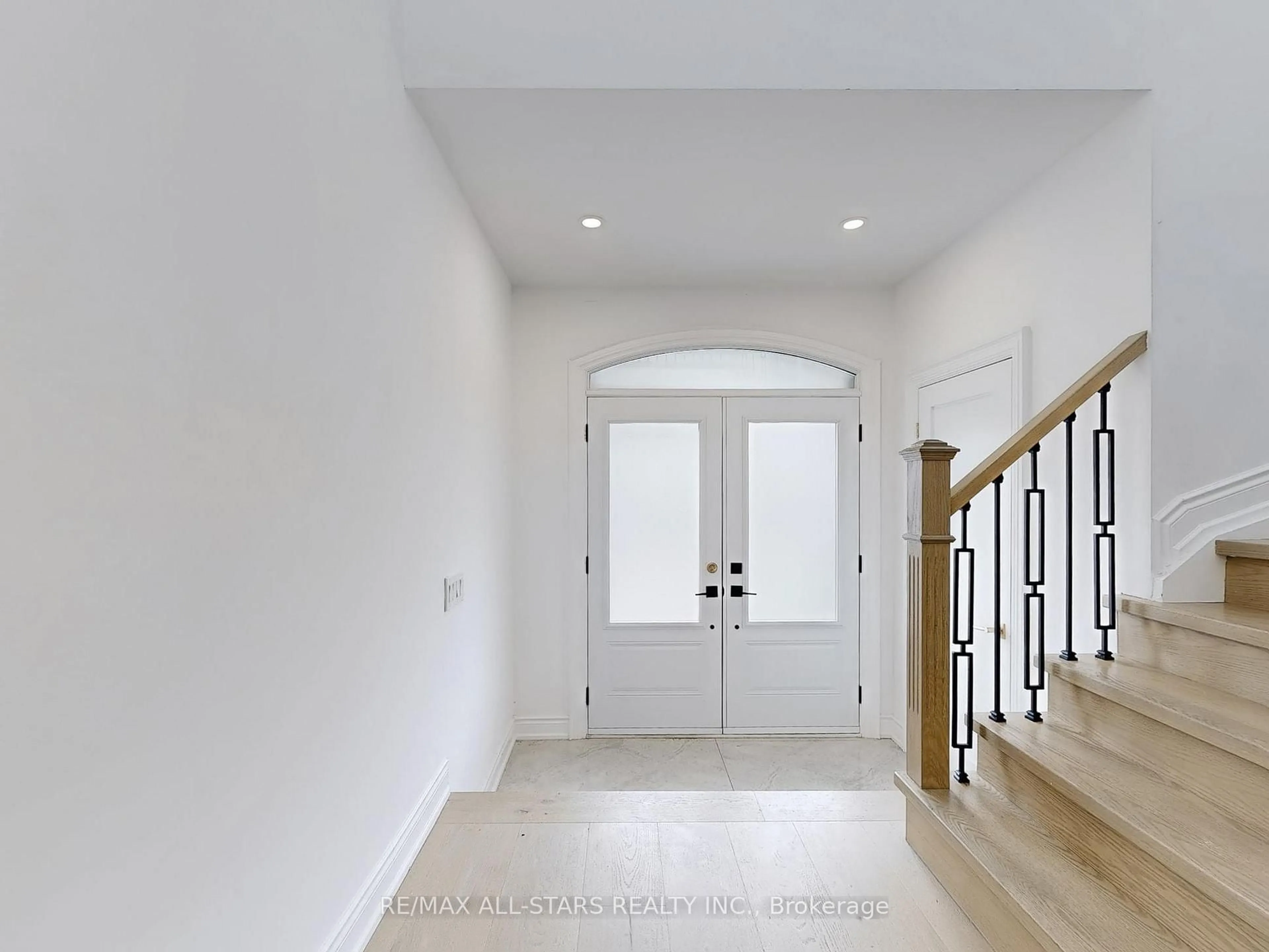 Indoor entryway for 374 Gilpin Dr, Newmarket Ontario L3X 3H2