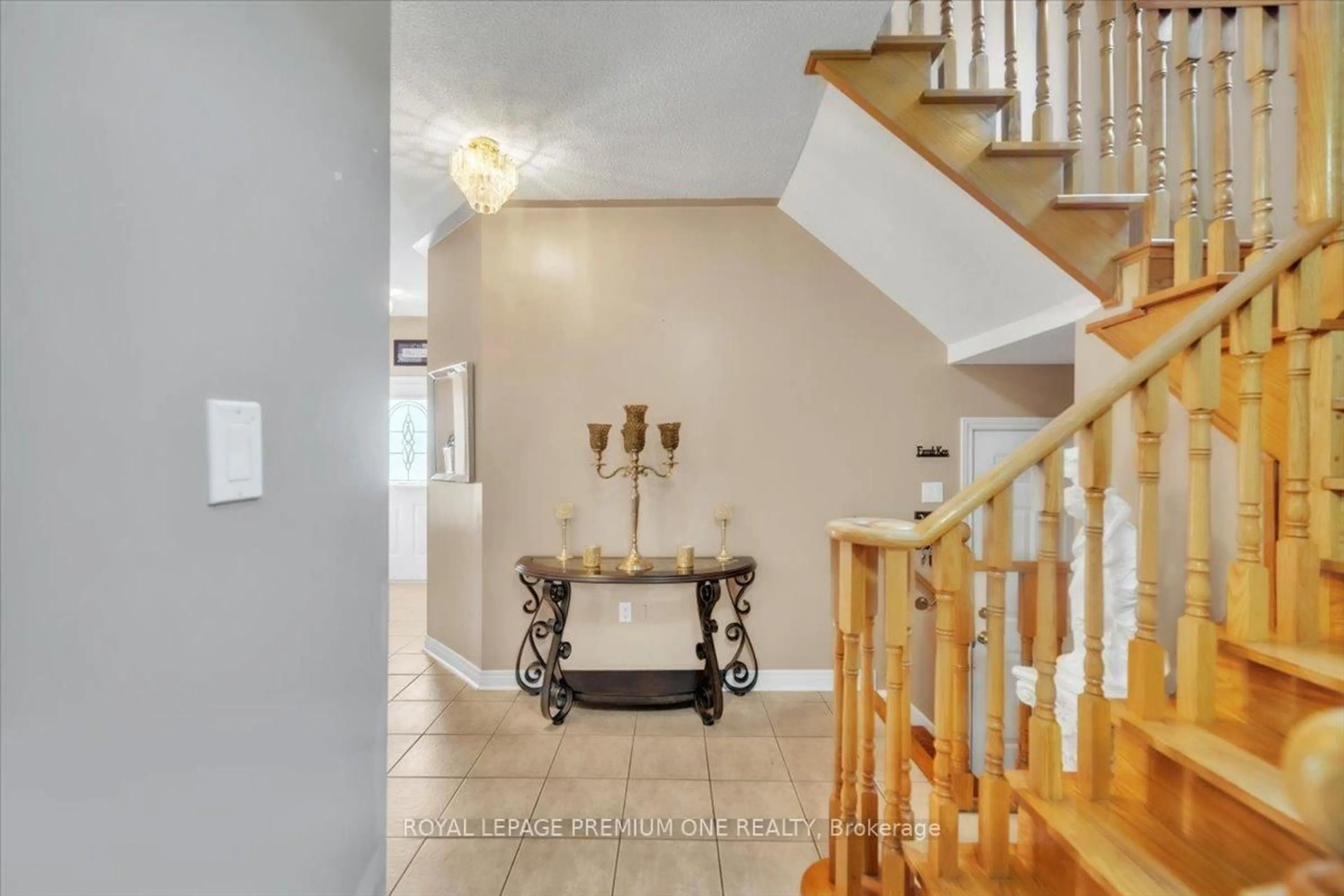 Indoor entryway for 97 Blackthorn Dr, Vaughan Ontario L6A 3N2