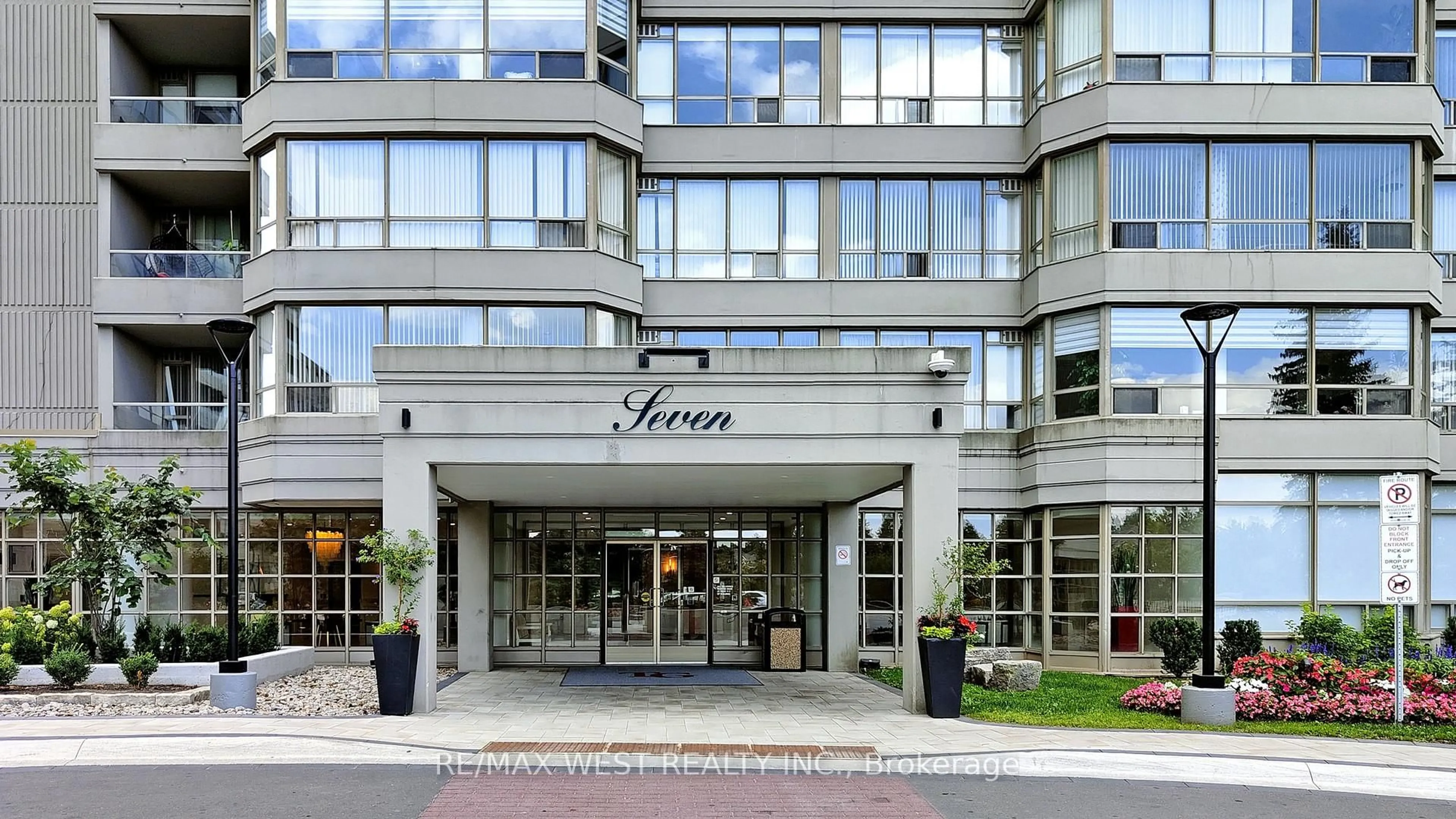 Indoor foyer for 7 Townsgate Dr #1408, Vaughan Ontario L4J 7Z9