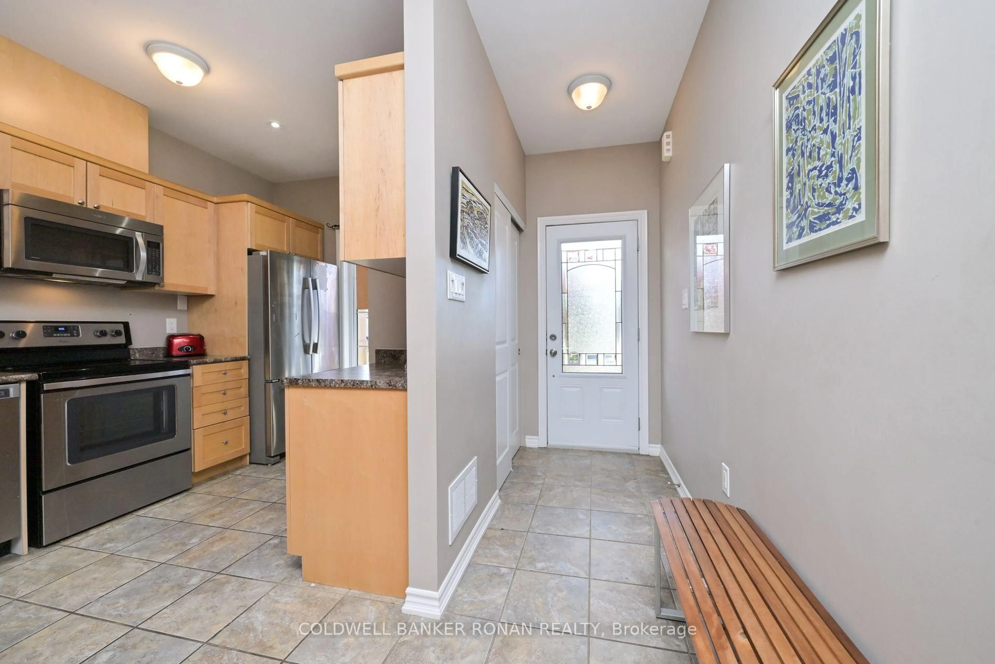 Indoor entryway for 27 Kingsmere Cres, New Tecumseth Ontario L9R 0K6