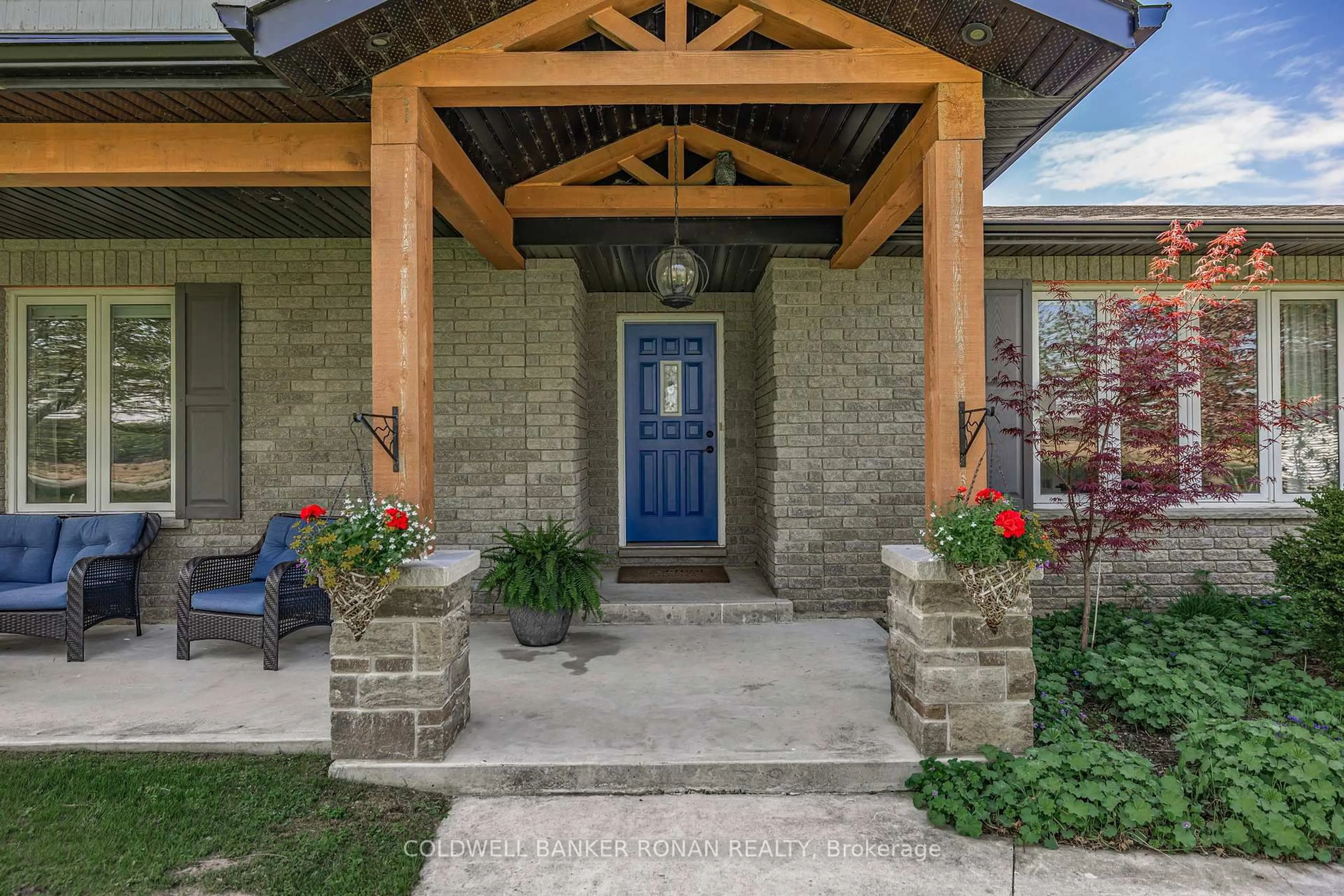 Indoor entryway for 6349 12th Line, New Tecumseth Ontario L9R 1V4