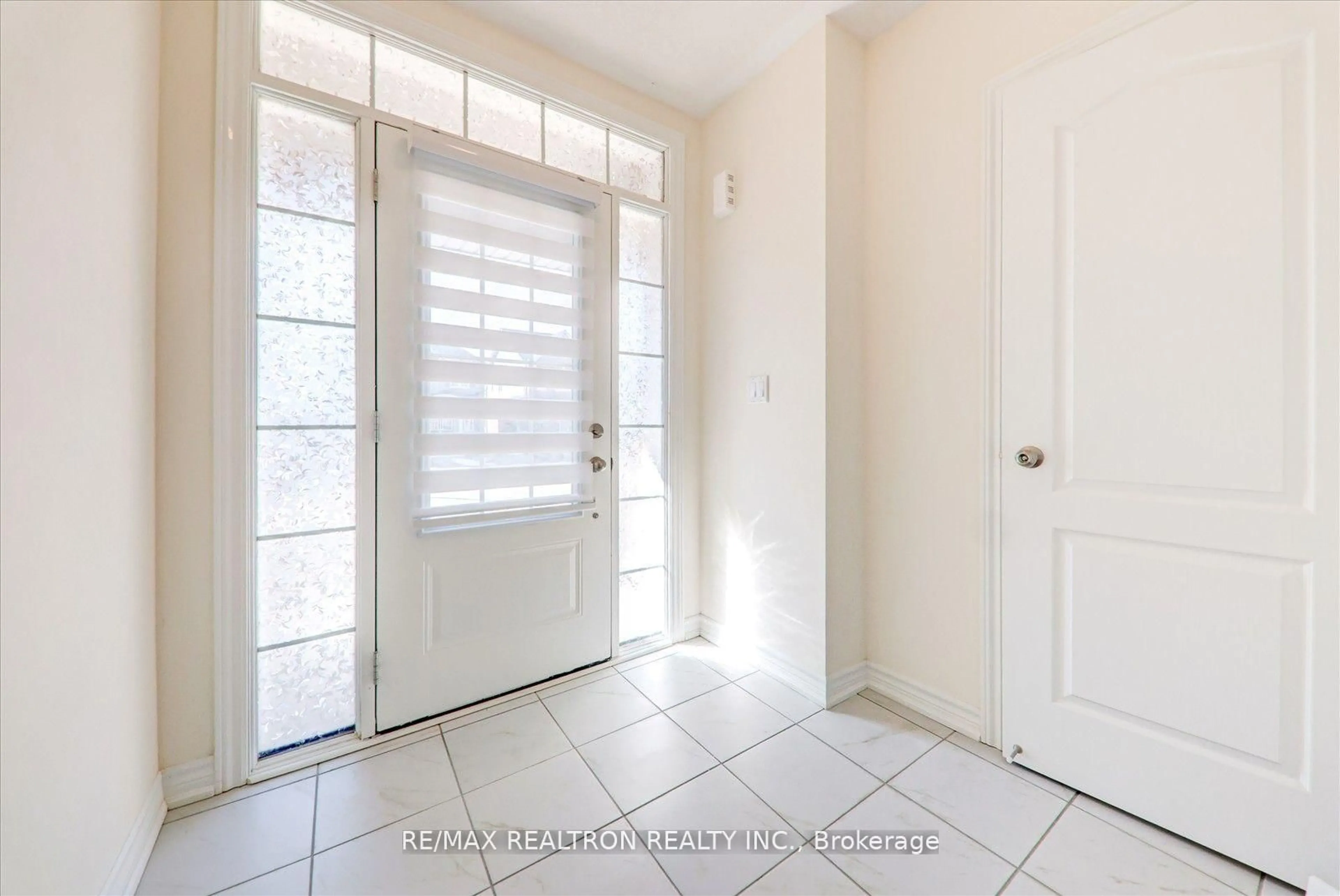 Indoor entryway for 122 Cliff Thompson Crt, Georgina Ontario L0E 1R0