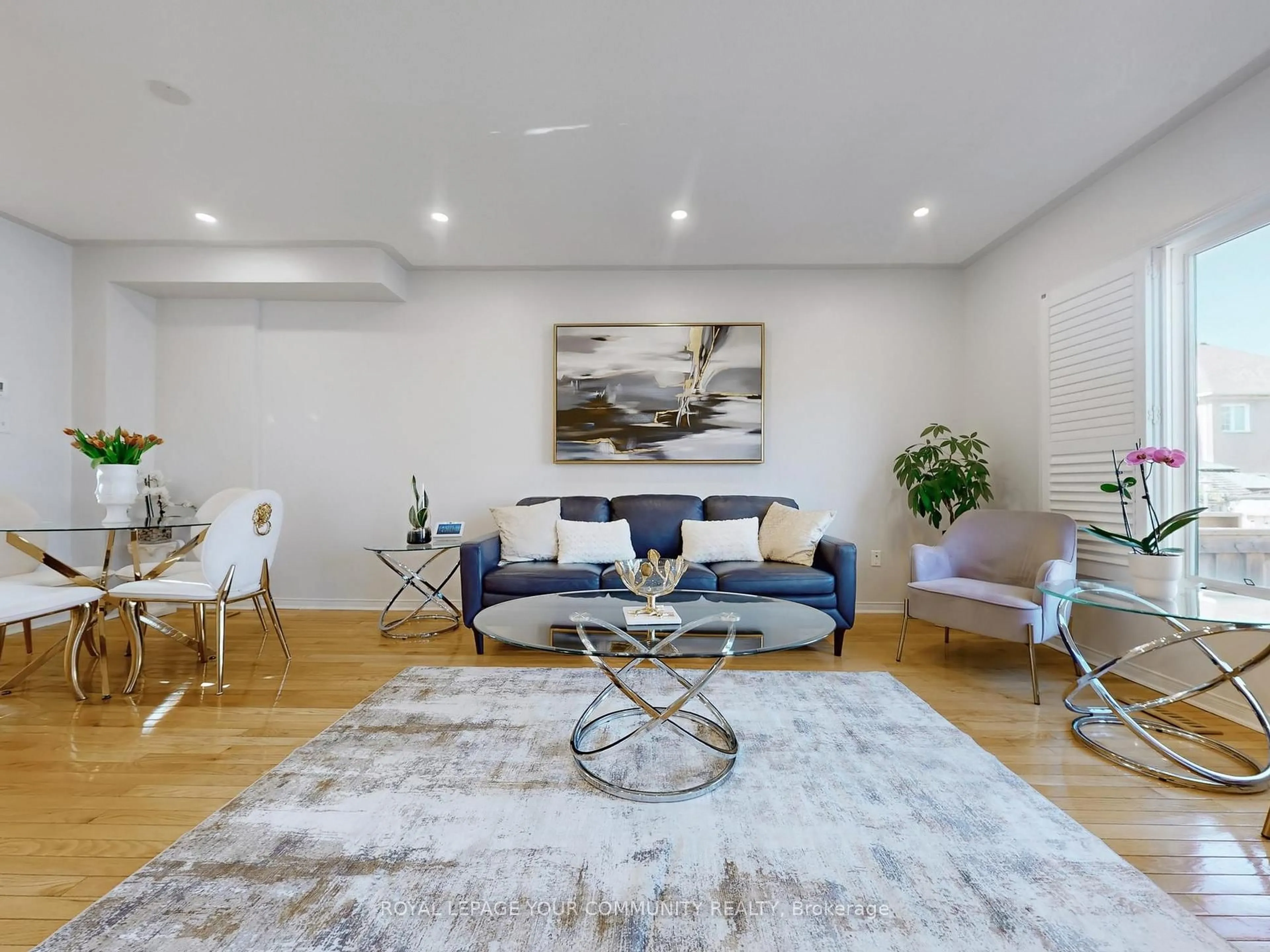Living room with furniture, wood/laminate floor for 15 Walkview Cres, Richmond Hill Ontario L4E 4H5