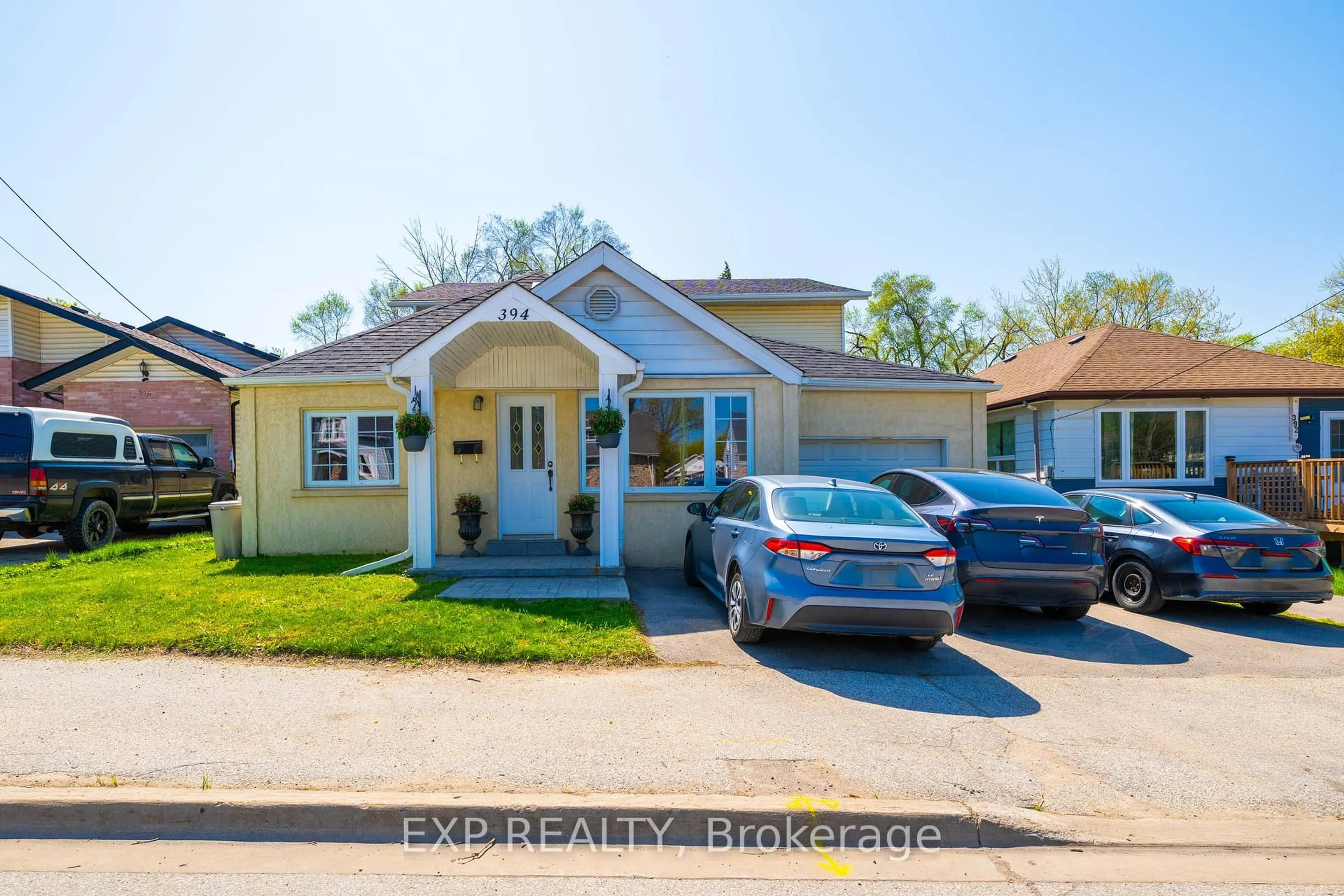 A pic from outside/outdoor area/front of a property/back of a property/a pic from drone, street for 394 The Queensway St, Georgina Ontario L4P 2C5