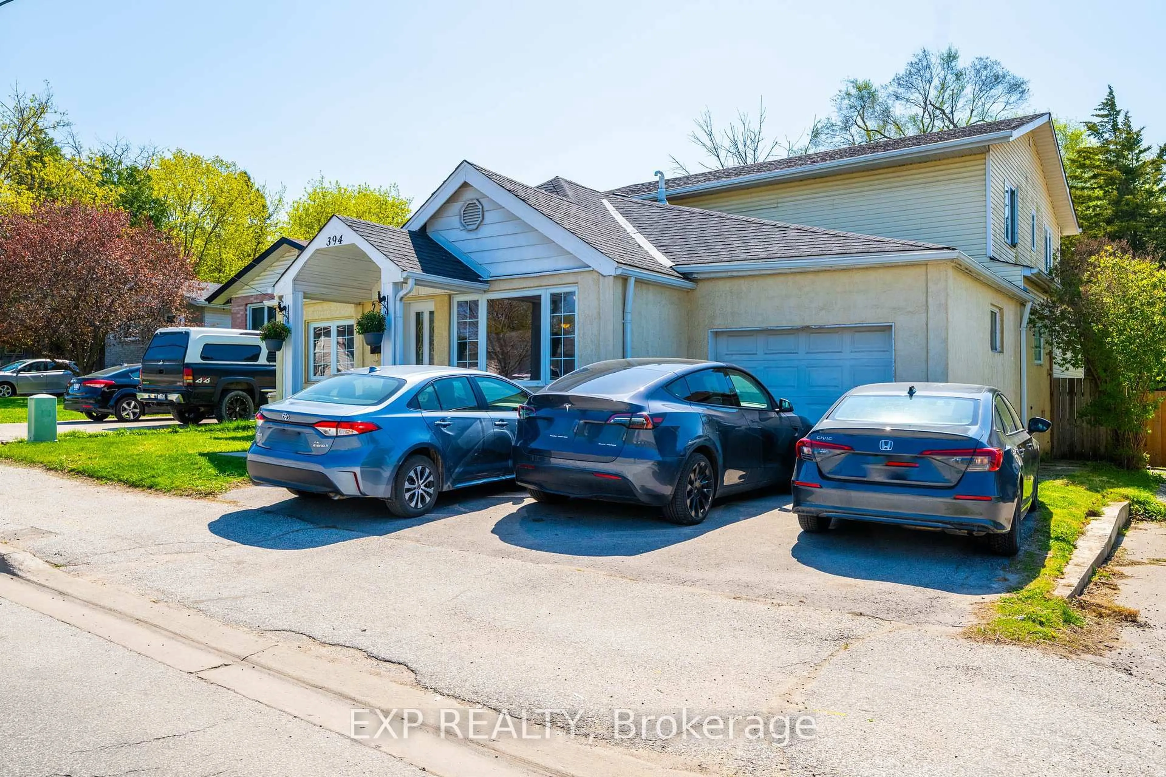 A pic from outside/outdoor area/front of a property/back of a property/a pic from drone, street for 394 The Queensway St, Georgina Ontario L4P 2C5