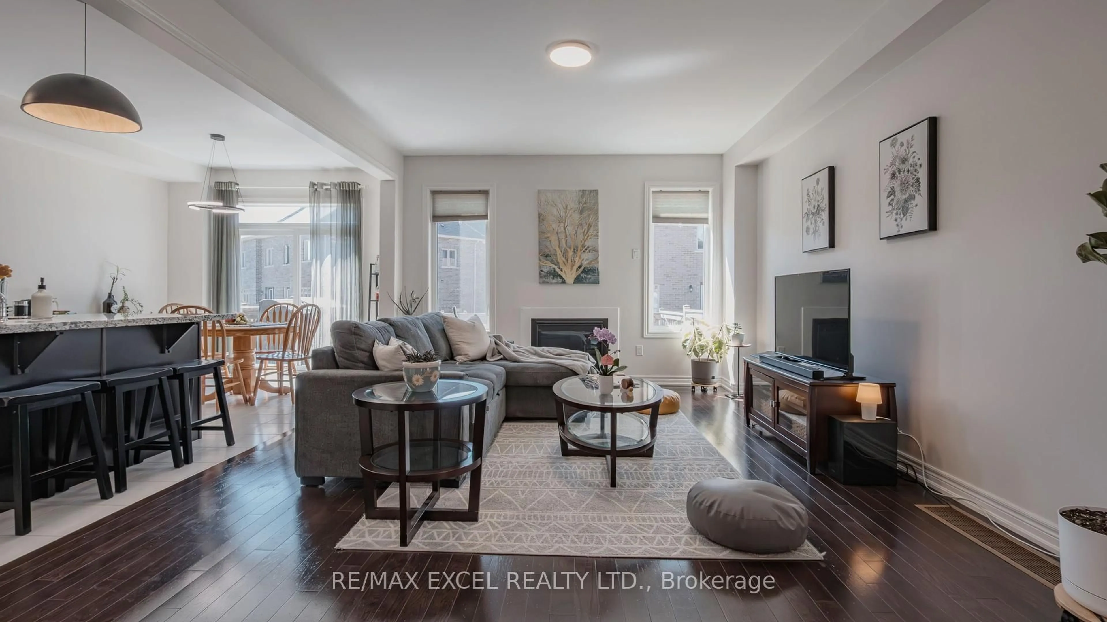 Living room with furniture, unknown for 75 Chouinard Way, Aurora Ontario L4G 7C4