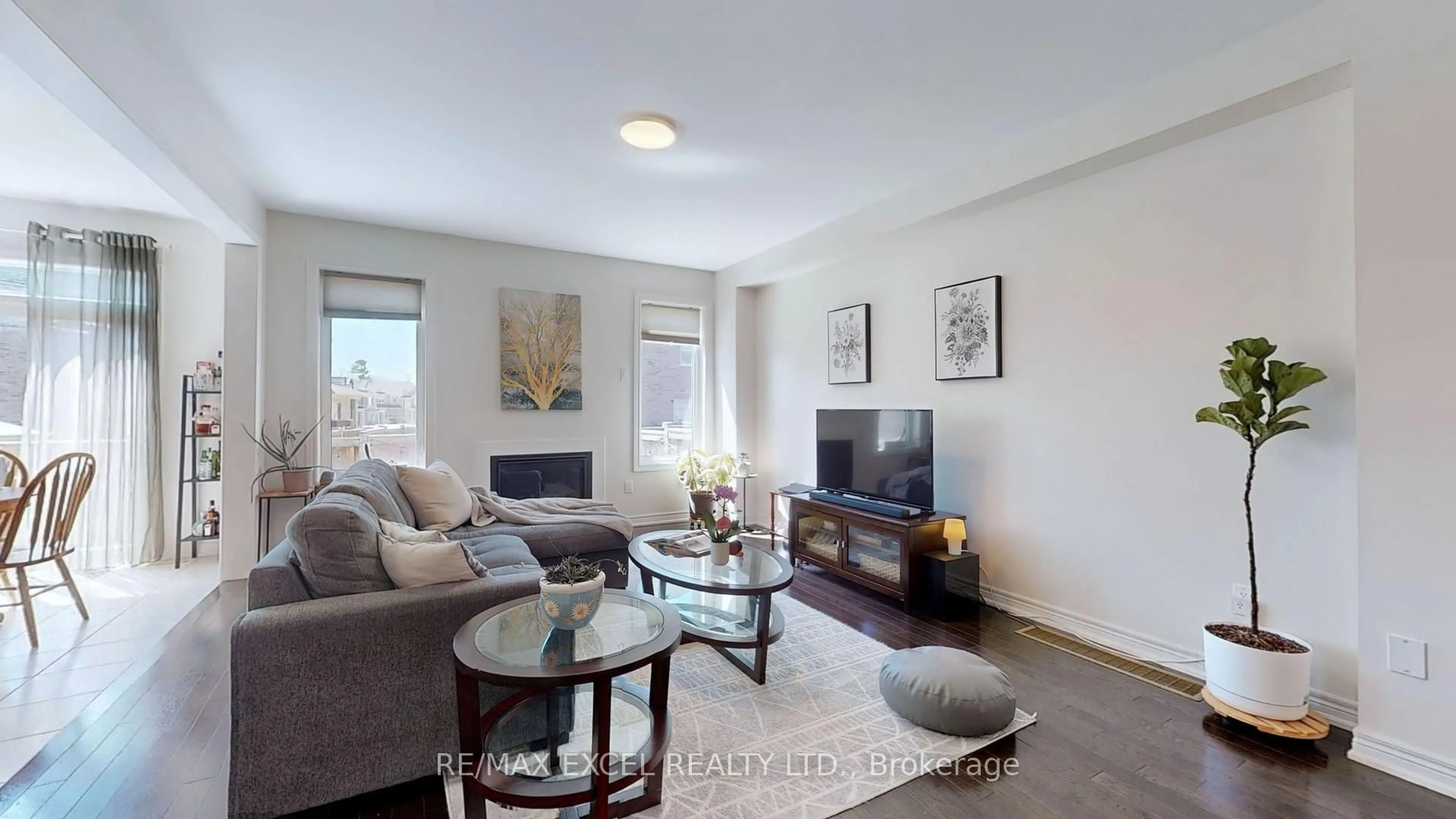 Living room with furniture, unknown for 75 Chouinard Way, Aurora Ontario L4G 7C4