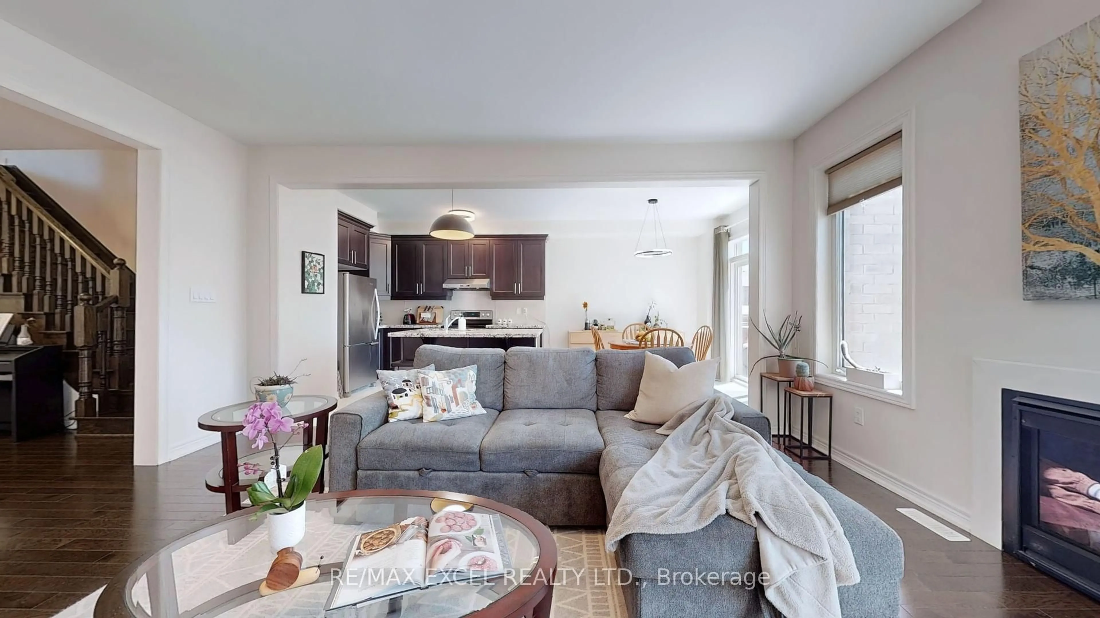 Living room with furniture, unknown for 75 Chouinard Way, Aurora Ontario L4G 7C4