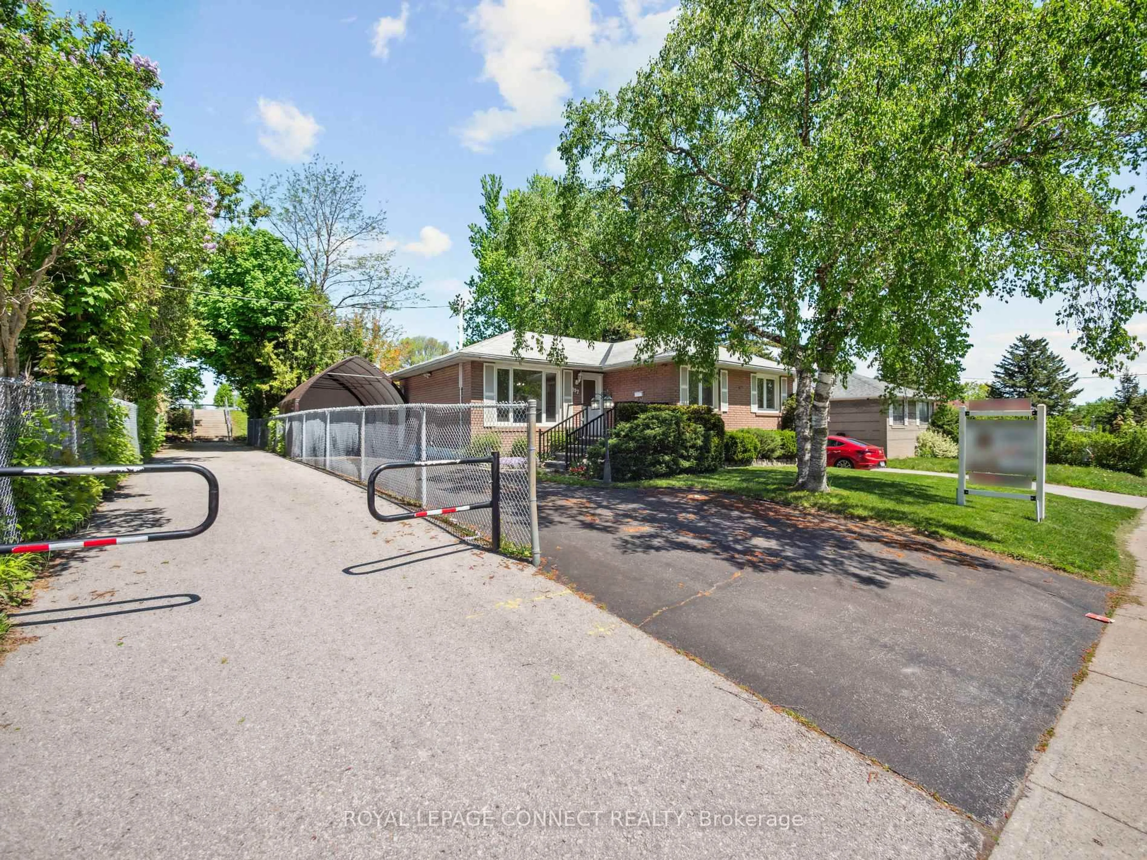 A pic from outside/outdoor area/front of a property/back of a property/a pic from drone, street for 197 Cherrywood Dr, Newmarket Ontario L3Y 2X9