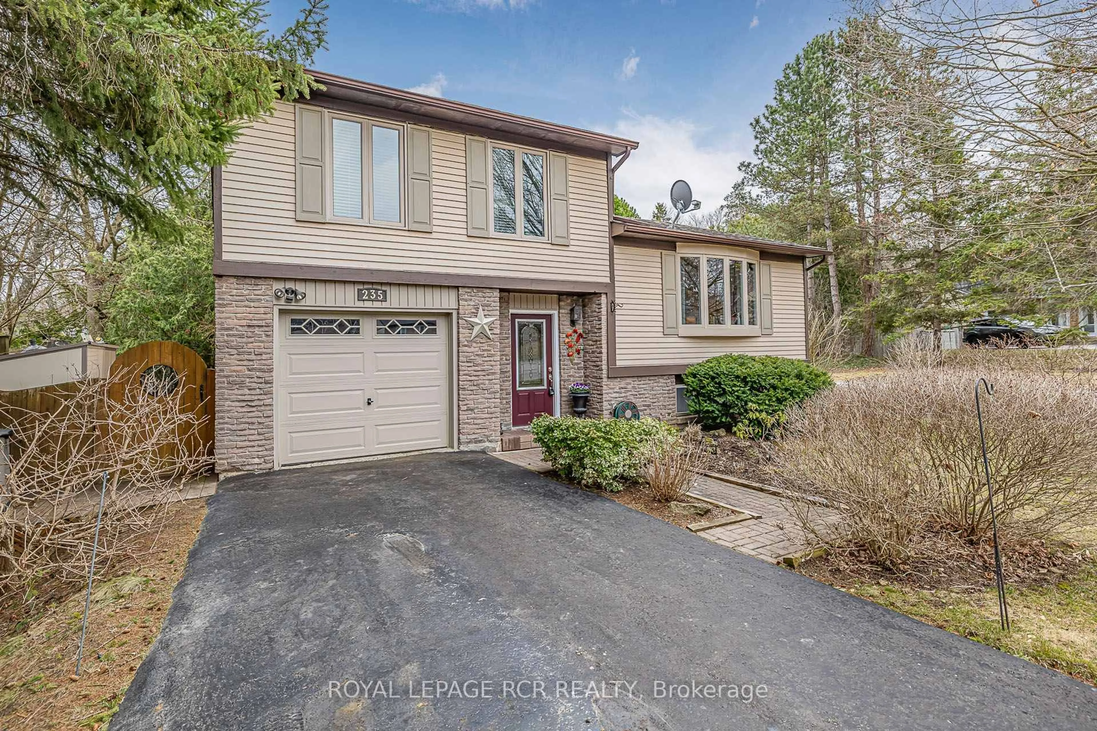 Home with brick exterior material, street for 235 Hibiscus Crt, Newmarket Ontario L3Y 5L1