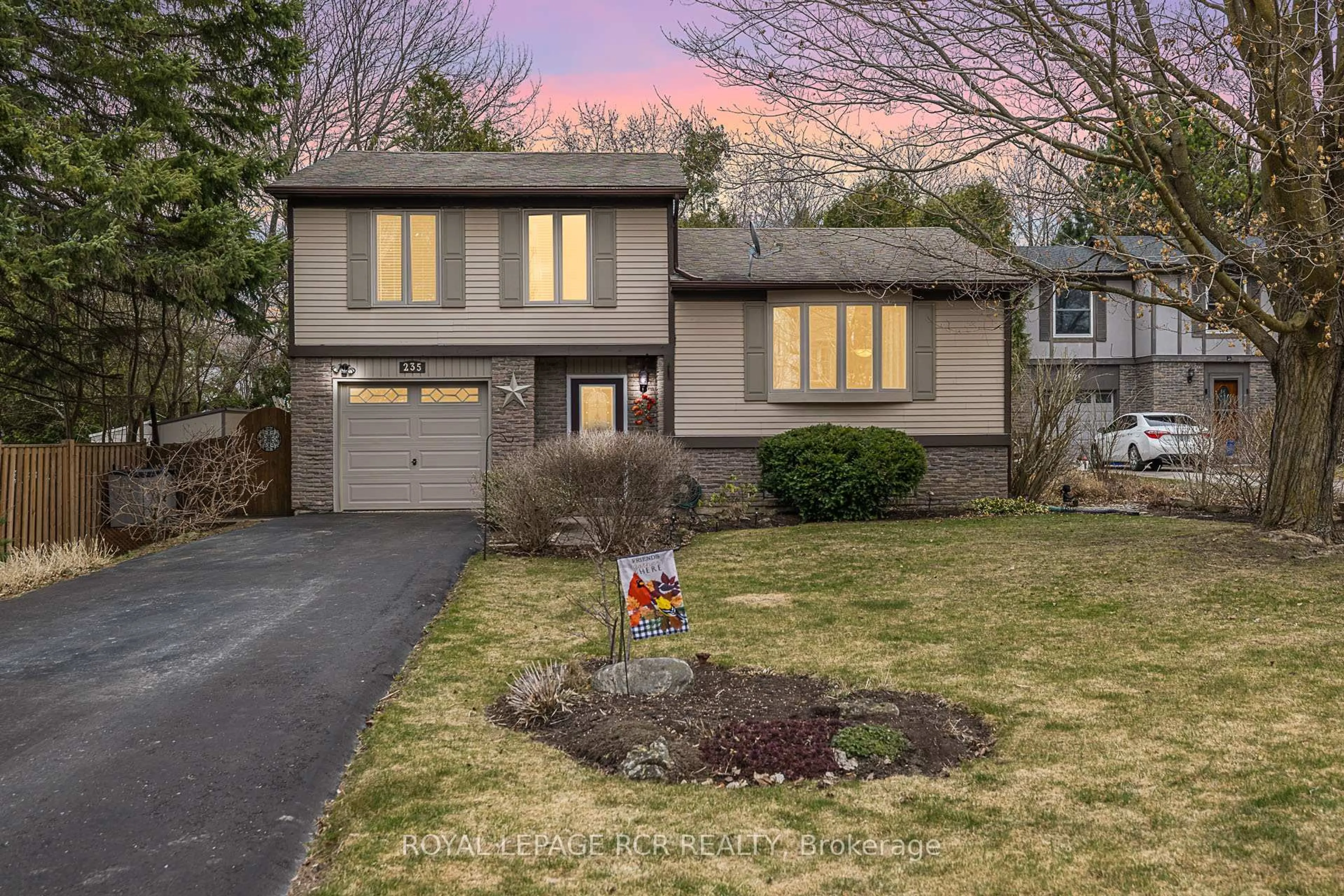 Home with vinyl exterior material, street for 235 Hibiscus Crt, Newmarket Ontario L3Y 5L1