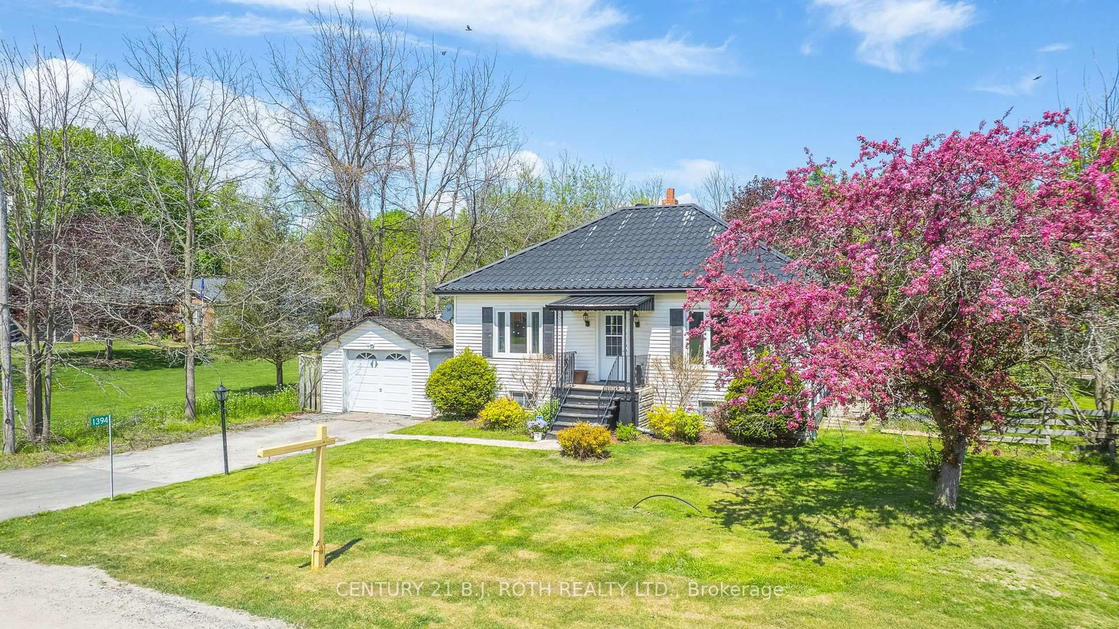 A pic from outside/outdoor area/front of a property/back of a property/a pic from drone, street for 1394 Gilford Rd, Innisfil Ontario L0L 1R0