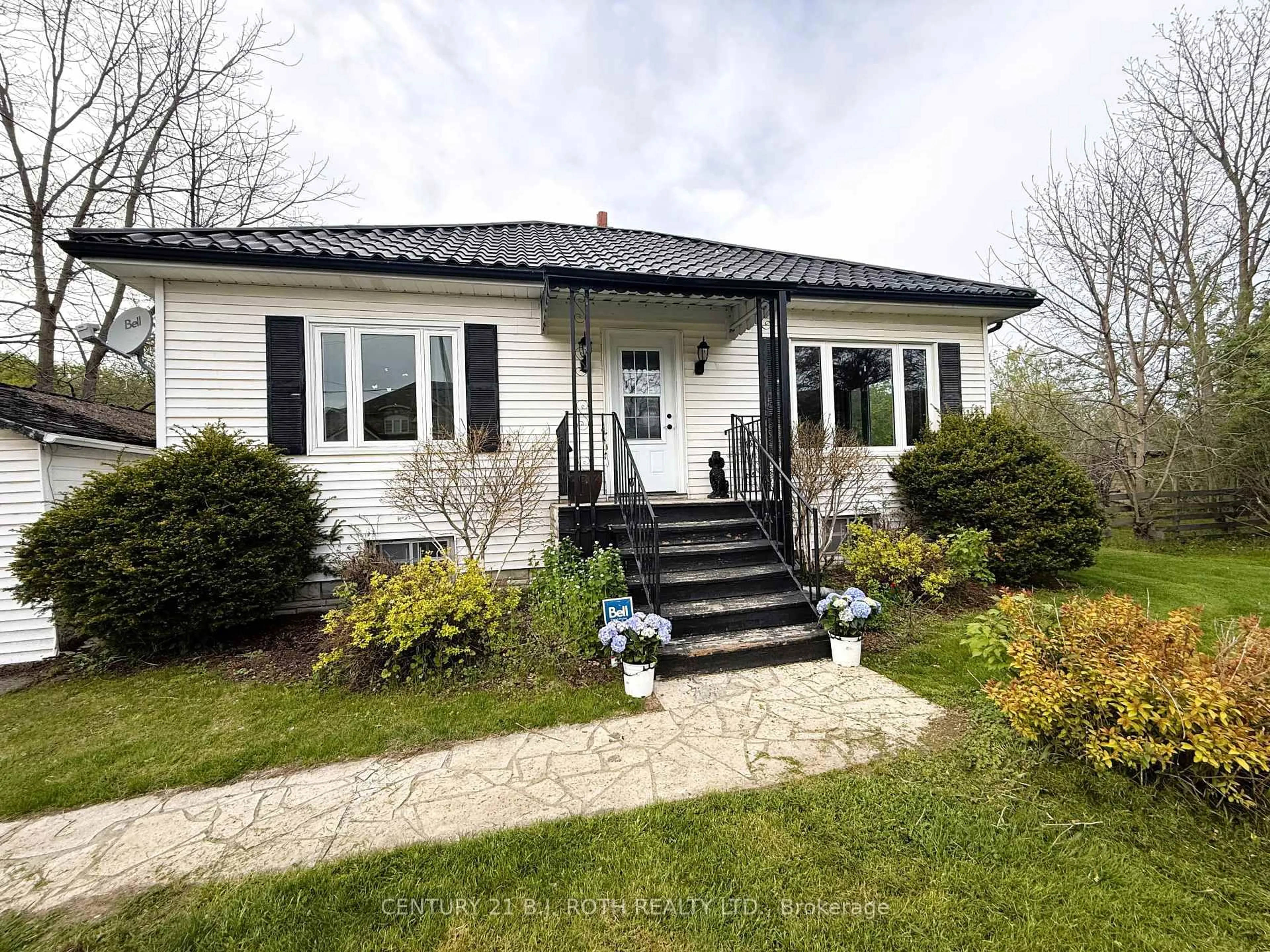 Home with vinyl exterior material, street for 1394 Gilford Rd, Innisfil Ontario L0L 1R0