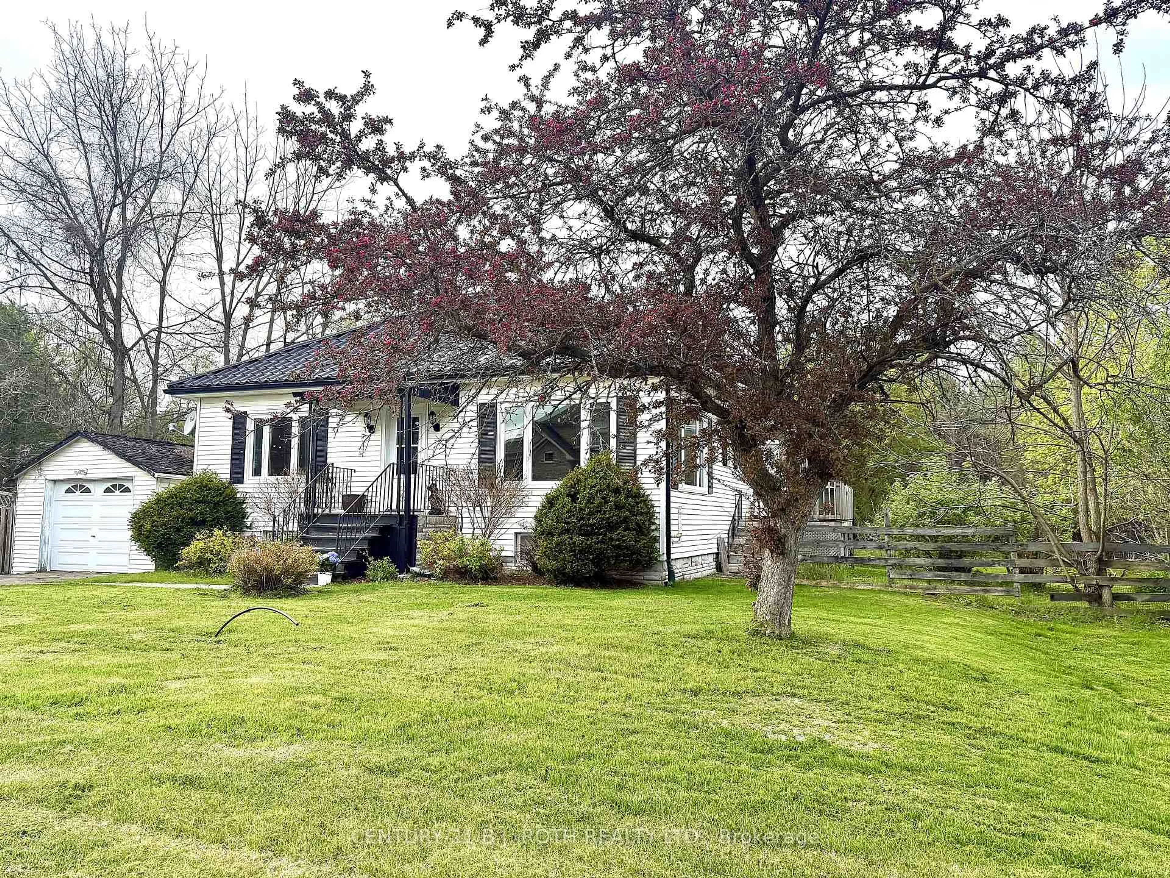 A pic from outside/outdoor area/front of a property/back of a property/a pic from drone, street for 1394 Gilford Rd, Innisfil Ontario L0L 1R0
