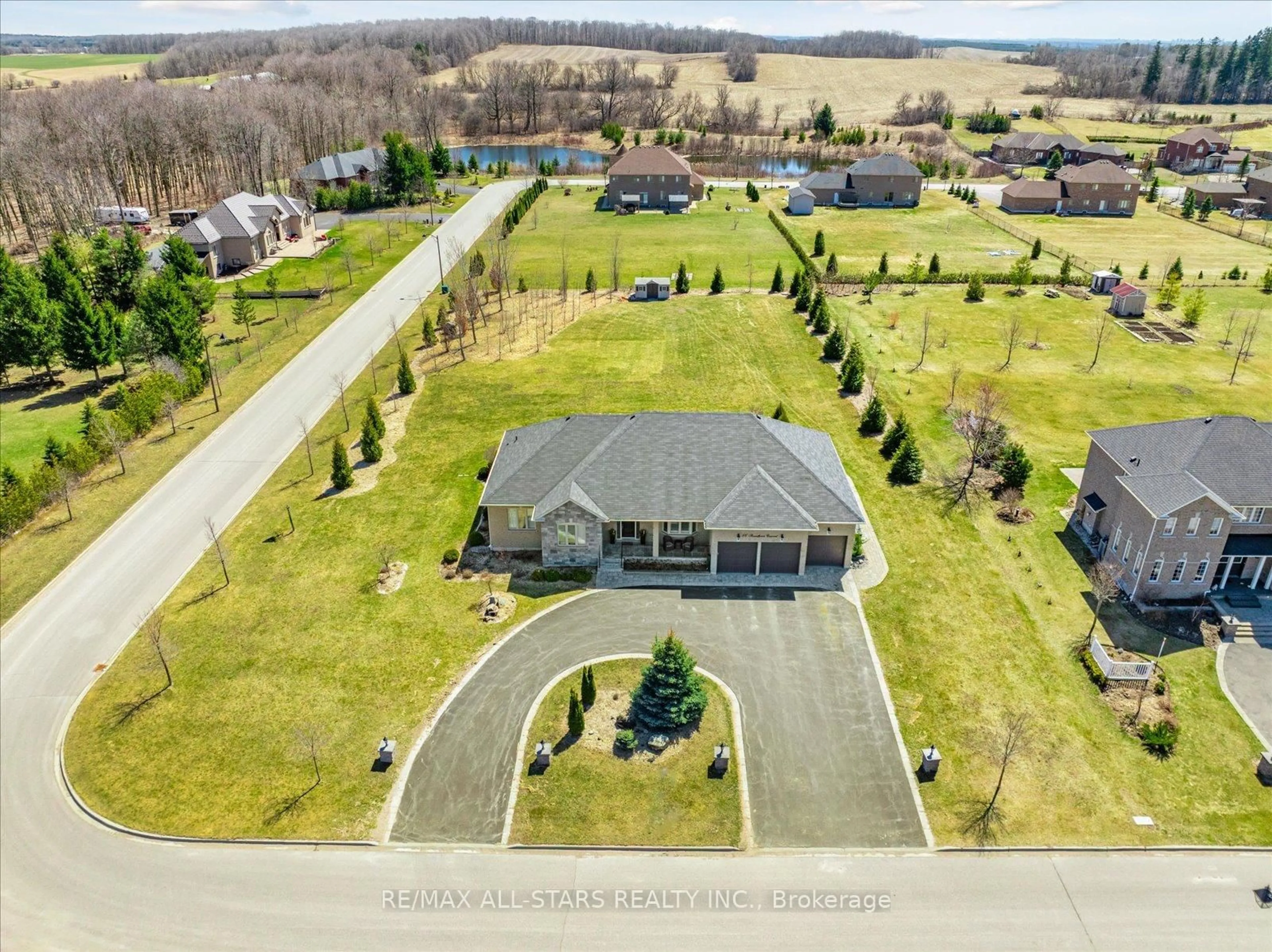 A pic from outside/outdoor area/front of a property/back of a property/a pic from drone, unknown for 66 Stonesthrow Cres, Uxbridge Ontario L0C 1A0